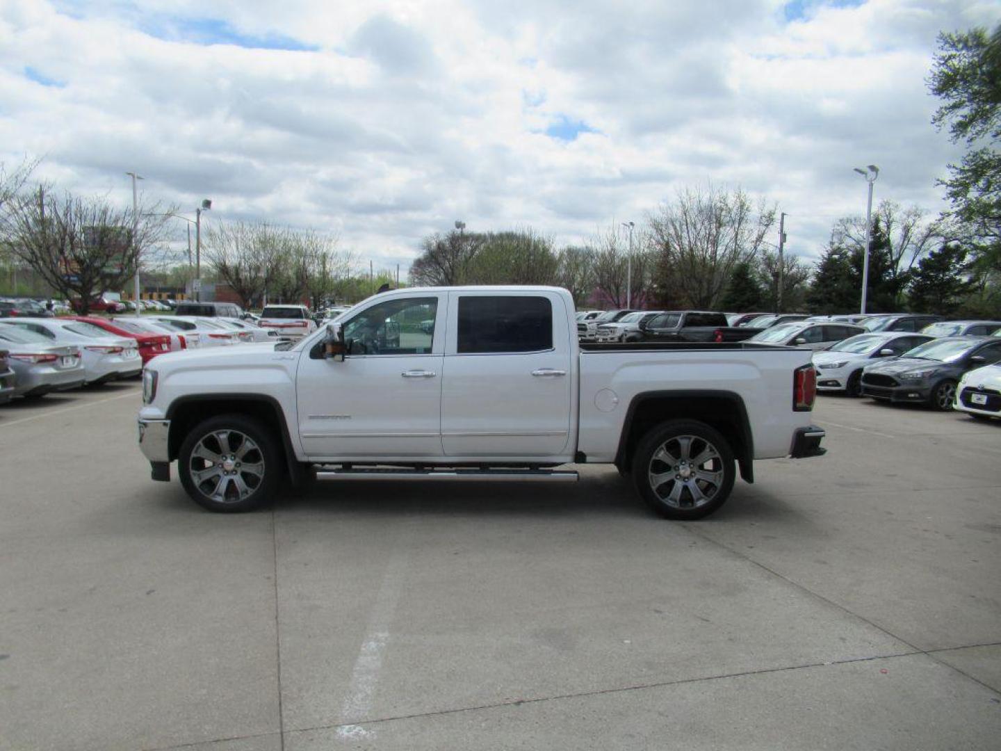 2017 WHITE GMC SIERRA 1500 SLT (3GTU2NEJXHG) with an 6.2L engine, Automatic transmission, located at 908 SE 14th Street, Des Moines, IA, 50317, (515) 281-0330, 41.580303, -93.597046 - Photo#7