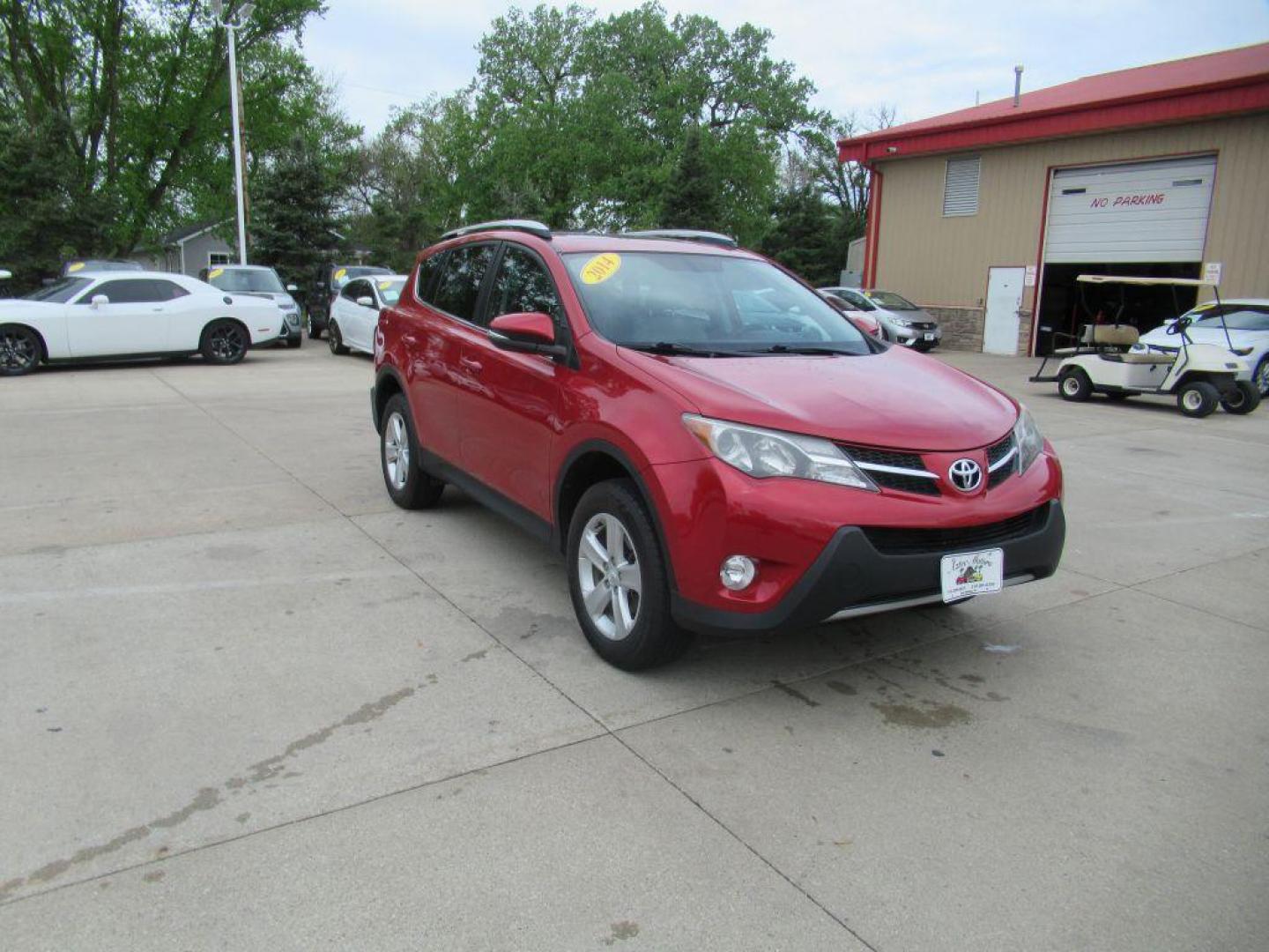 2014 RED TOYOTA RAV4 XLE (2T3RFREV8EW) with an 2.5L engine, Automatic transmission, located at 908 SE 14th Street, Des Moines, IA, 50317, (515) 281-0330, 41.580303, -93.597046 - Photo#2