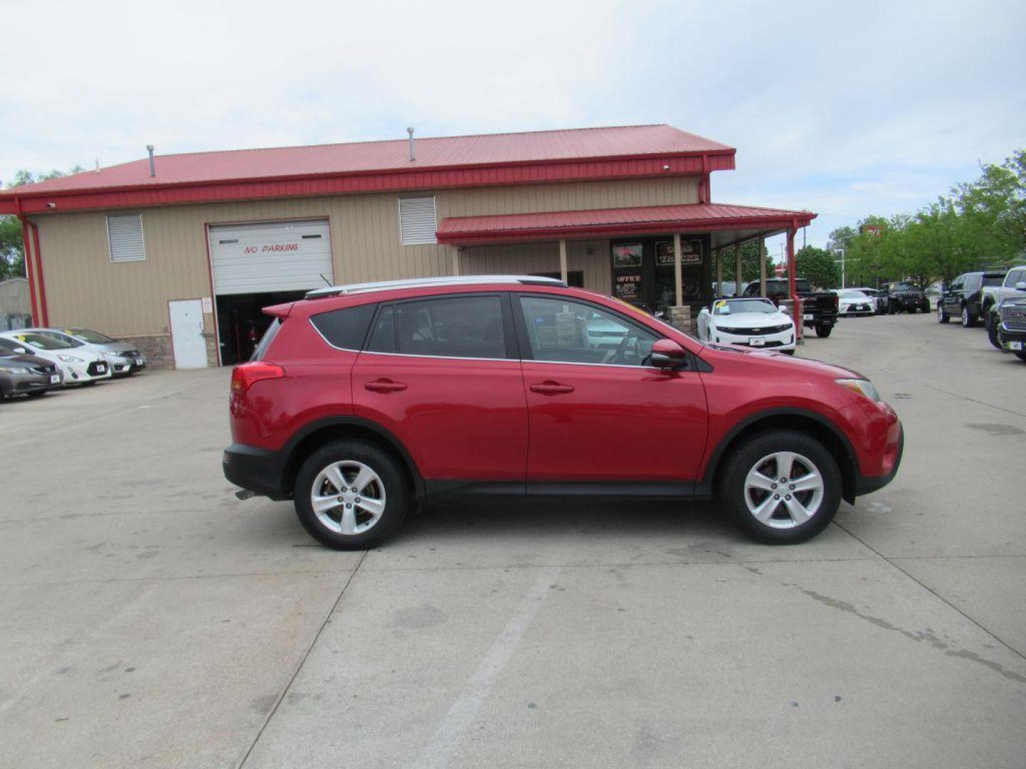 2014 RED TOYOTA RAV4 XLE (2T3RFREV8EW) with an 2.5L engine, Automatic transmission, located at 908 SE 14th Street, Des Moines, IA, 50317, (515) 281-0330, 41.580303, -93.597046 - Photo#3