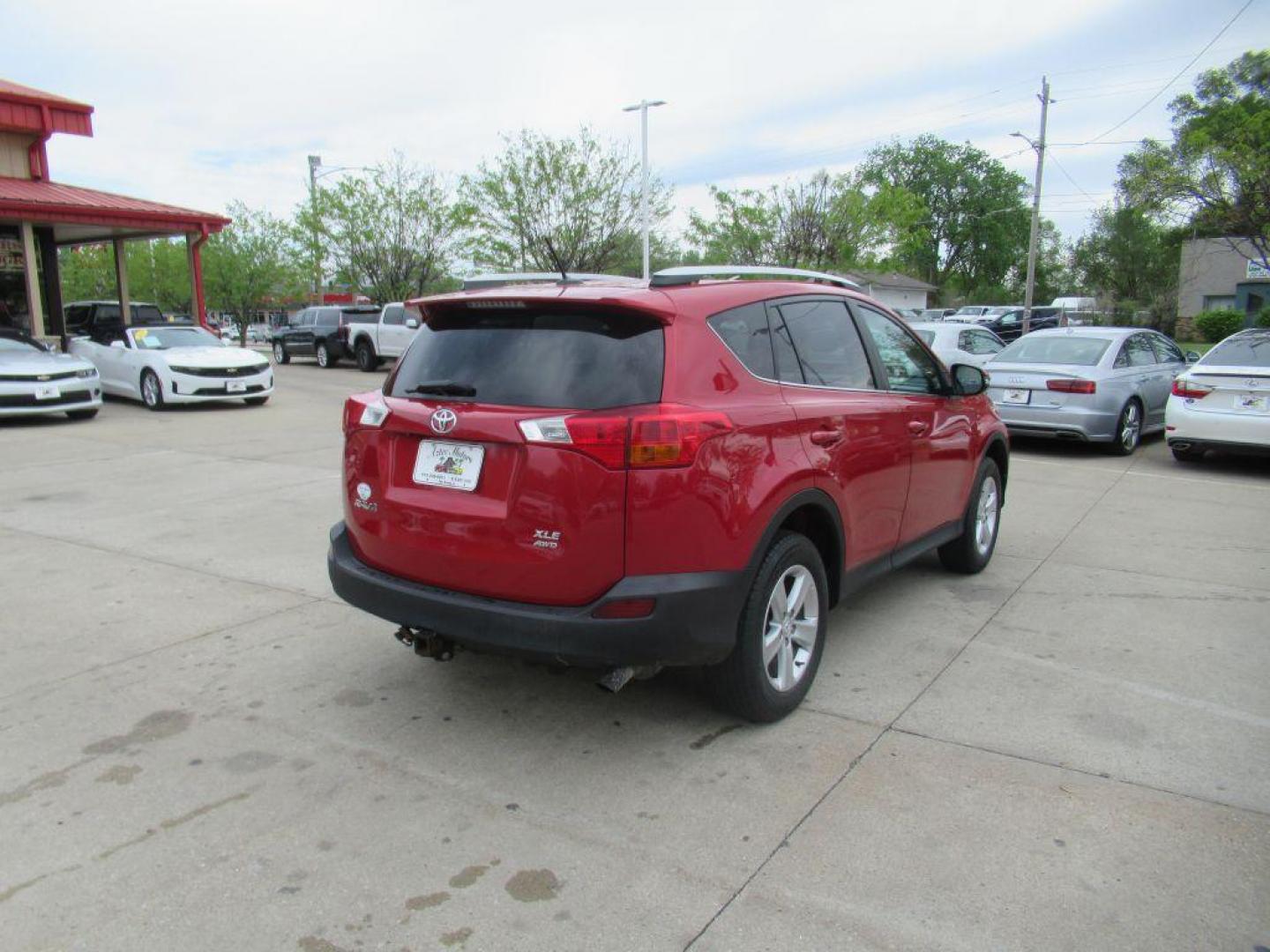 2014 RED TOYOTA RAV4 XLE (2T3RFREV8EW) with an 2.5L engine, Automatic transmission, located at 908 SE 14th Street, Des Moines, IA, 50317, (515) 281-0330, 41.580303, -93.597046 - Photo#4