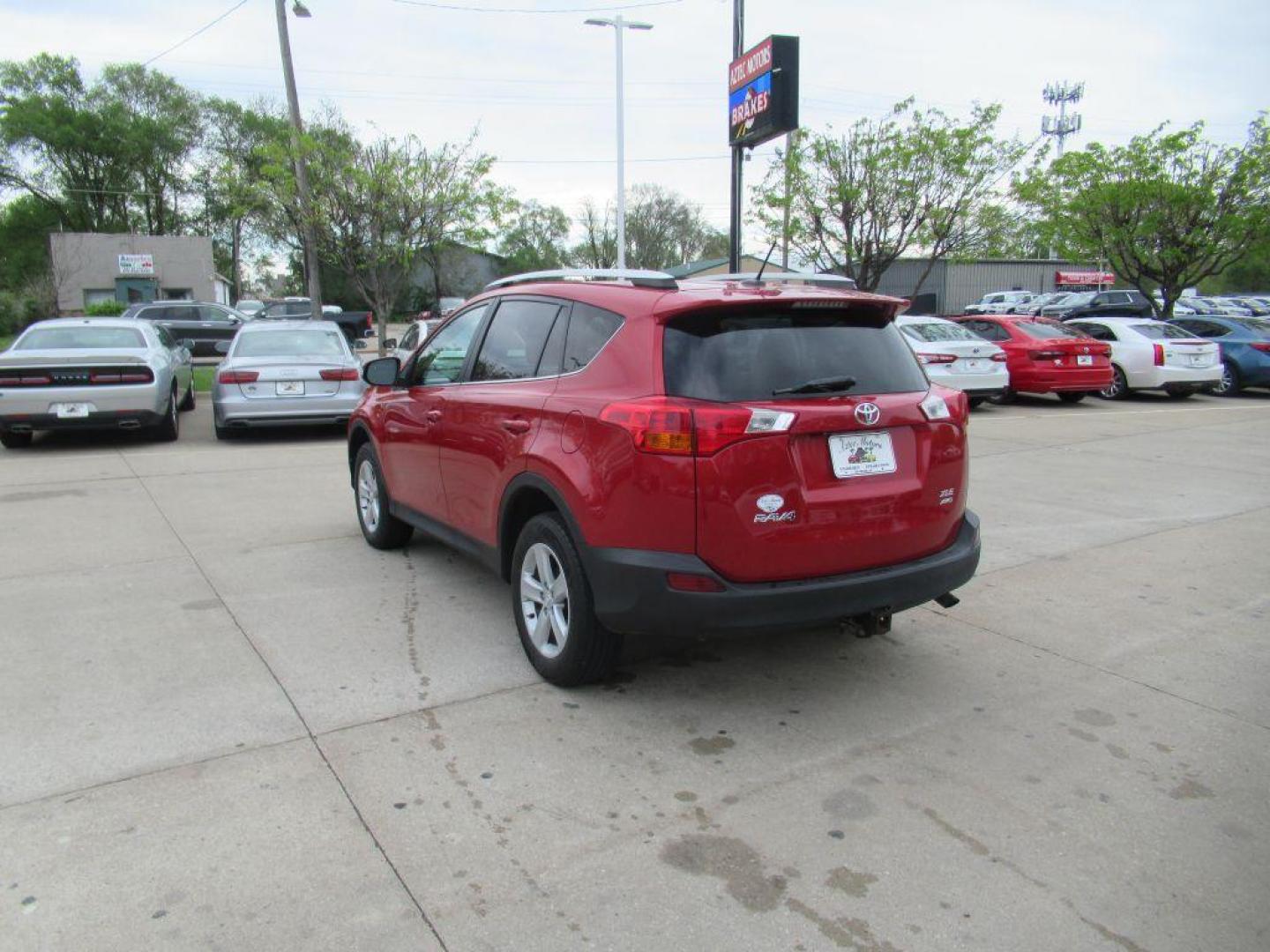 2014 RED TOYOTA RAV4 XLE (2T3RFREV8EW) with an 2.5L engine, Automatic transmission, located at 908 SE 14th Street, Des Moines, IA, 50317, (515) 281-0330, 41.580303, -93.597046 - Photo#6