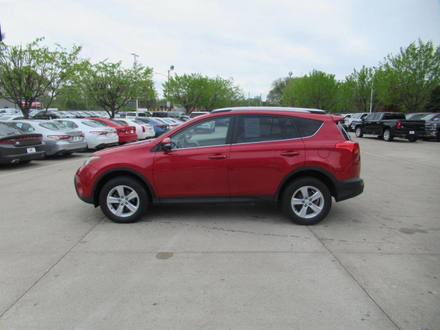 2014 RED TOYOTA RAV4 XLE (2T3RFREV8EW) with an 2.5L engine, Automatic transmission, located at 908 SE 14th Street, Des Moines, IA, 50317, (515) 281-0330, 41.580303, -93.597046 - Photo#7