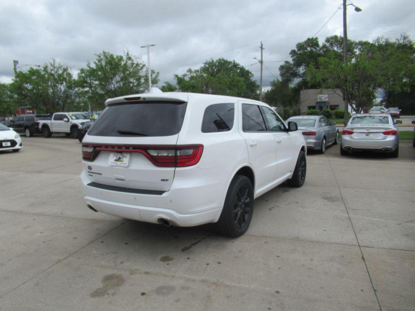 2017 WHITE DODGE DURANGO GT (1C4RDJDG0HC) with an 3.6L engine, Automatic transmission, located at 908 SE 14th Street, Des Moines, IA, 50317, (515) 281-0330, 41.580303, -93.597046 - Photo#4