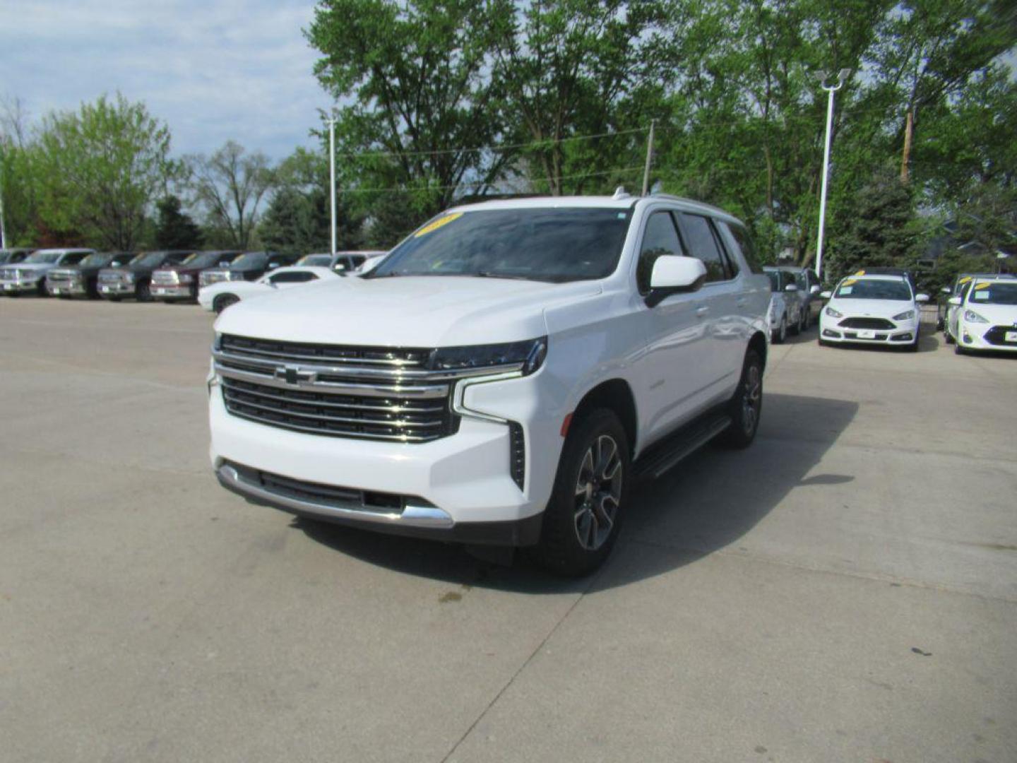 2021 WHITE CHEVROLET TAHOE LT (1GNSKNKD8MR) with an 5.3L engine, Automatic transmission, located at 908 SE 14th Street, Des Moines, IA, 50317, (515) 281-0330, 41.580303, -93.597046 - Photo#0