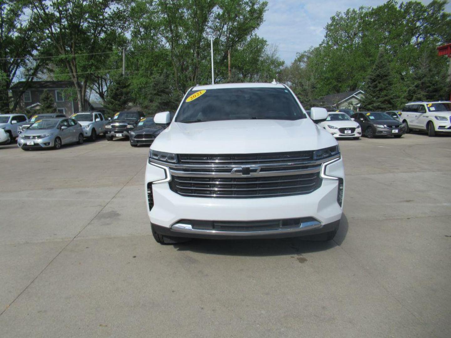 2021 WHITE CHEVROLET TAHOE LT (1GNSKNKD8MR) with an 5.3L engine, Automatic transmission, located at 908 SE 14th Street, Des Moines, IA, 50317, (515) 281-0330, 41.580303, -93.597046 - Photo#2