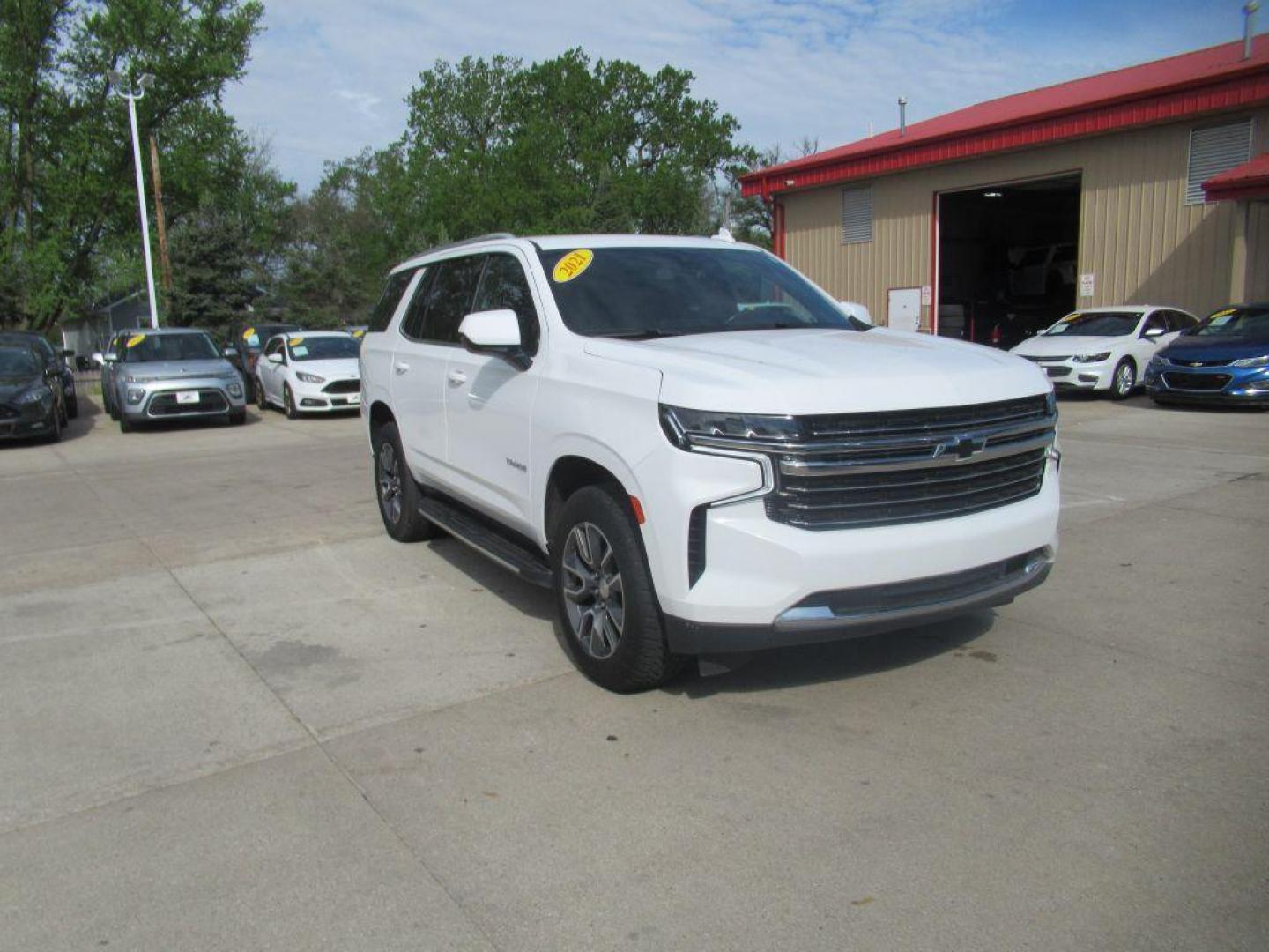 2021 WHITE CHEVROLET TAHOE LT (1GNSKNKD8MR) with an 5.3L engine, Automatic transmission, located at 908 SE 14th Street, Des Moines, IA, 50317, (515) 281-0330, 41.580303, -93.597046 - Photo#3