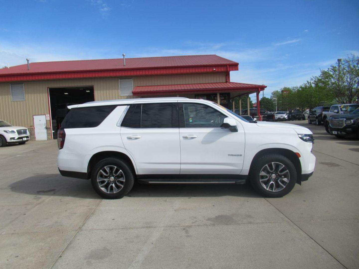 2021 WHITE CHEVROLET TAHOE LT (1GNSKNKD8MR) with an 5.3L engine, Automatic transmission, located at 908 SE 14th Street, Des Moines, IA, 50317, (515) 281-0330, 41.580303, -93.597046 - Photo#4