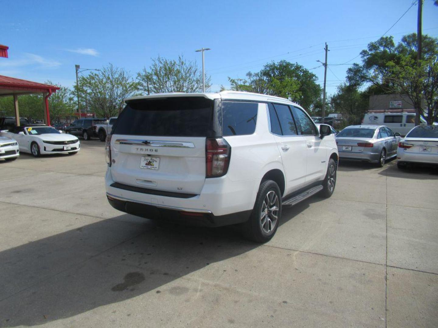 2021 WHITE CHEVROLET TAHOE LT (1GNSKNKD8MR) with an 5.3L engine, Automatic transmission, located at 908 SE 14th Street, Des Moines, IA, 50317, (515) 281-0330, 41.580303, -93.597046 - Photo#5