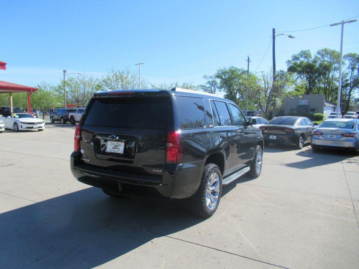 2015 BLACK CHEVROLET TAHOE 1500 LT (1GNSKBKC3FR) with an 5.3L engine, Automatic transmission, located at 908 SE 14th Street, Des Moines, IA, 50317, (515) 281-0330, 41.580303, -93.597046 - Photo#4