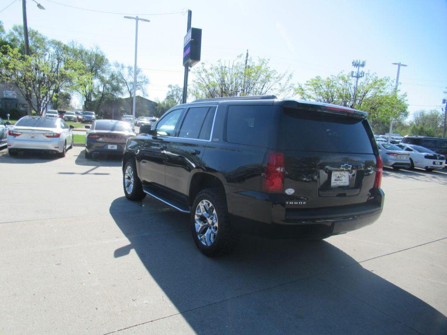 2015 BLACK CHEVROLET TAHOE 1500 LT (1GNSKBKC3FR) with an 5.3L engine, Automatic transmission, located at 908 SE 14th Street, Des Moines, IA, 50317, (515) 281-0330, 41.580303, -93.597046 - Photo#6