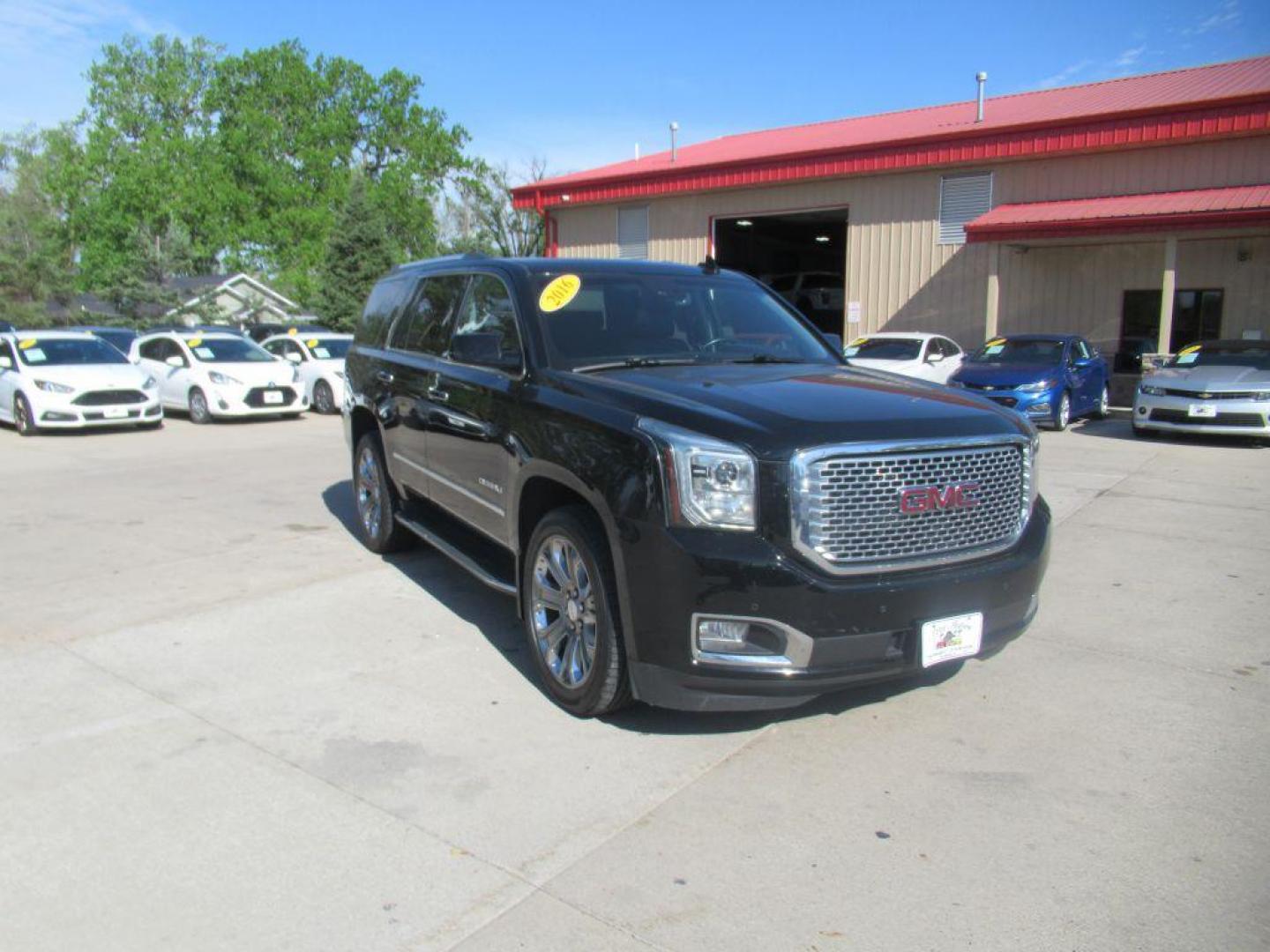 2016 BLACK GMC YUKON DENALI (1GKS2CKJ8GR) with an 6.2L engine, Automatic transmission, located at 908 SE 14th Street, Des Moines, IA, 50317, (515) 281-0330, 41.580303, -93.597046 - Photo#2