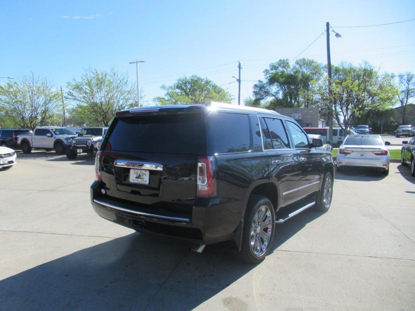 2016 BLACK GMC YUKON DENALI (1GKS2CKJ8GR) with an 6.2L engine, Automatic transmission, located at 908 SE 14th Street, Des Moines, IA, 50317, (515) 281-0330, 41.580303, -93.597046 - Photo#3