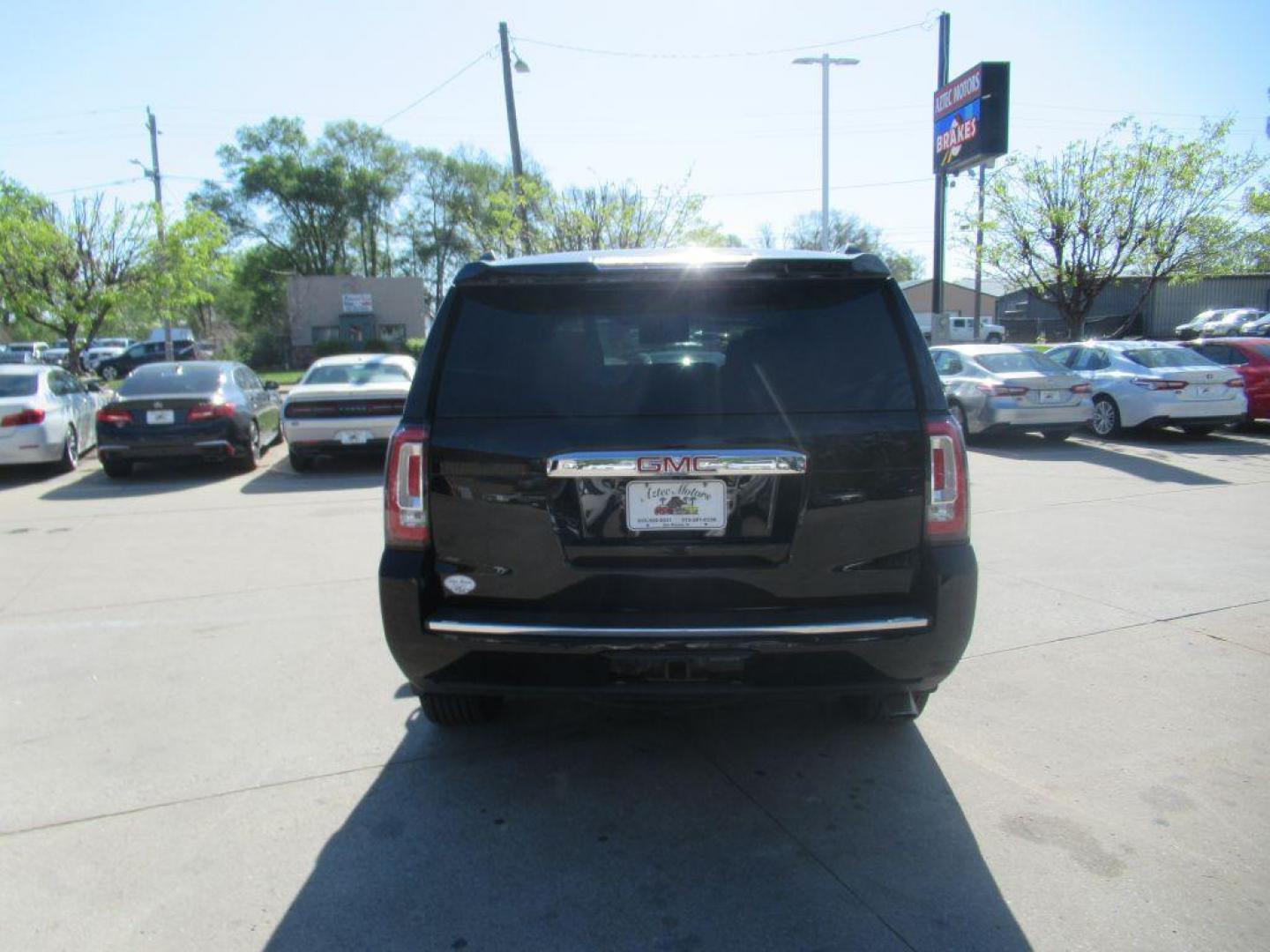 2016 BLACK GMC YUKON DENALI (1GKS2CKJ8GR) with an 6.2L engine, Automatic transmission, located at 908 SE 14th Street, Des Moines, IA, 50317, (515) 281-0330, 41.580303, -93.597046 - Photo#4