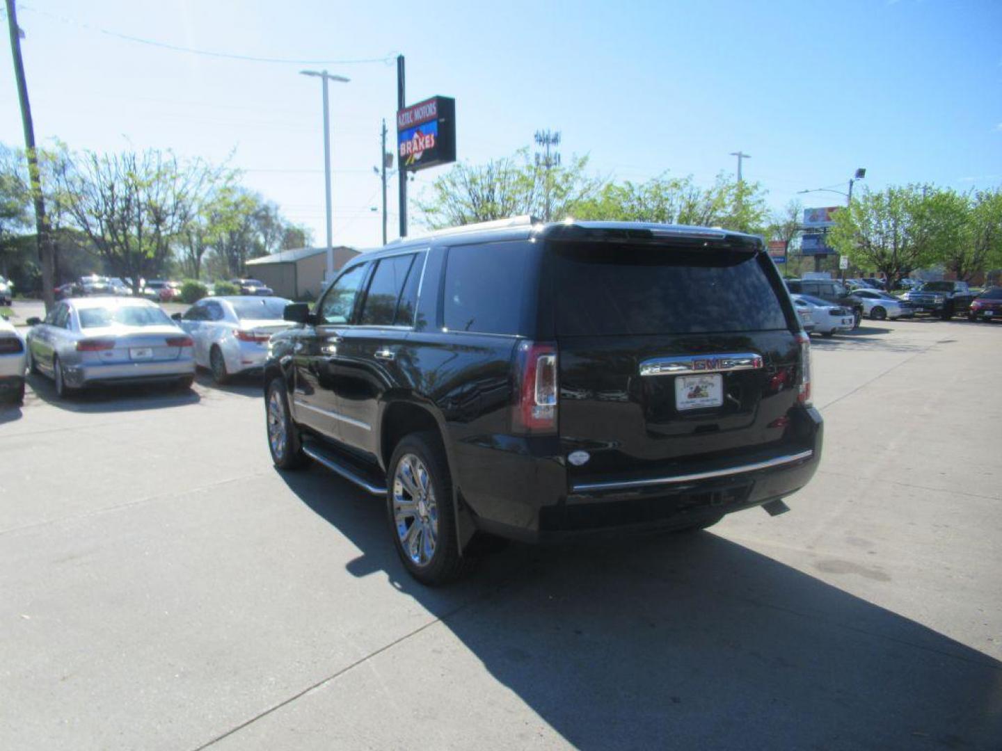 2016 BLACK GMC YUKON DENALI (1GKS2CKJ8GR) with an 6.2L engine, Automatic transmission, located at 908 SE 14th Street, Des Moines, IA, 50317, (515) 281-0330, 41.580303, -93.597046 - Photo#5