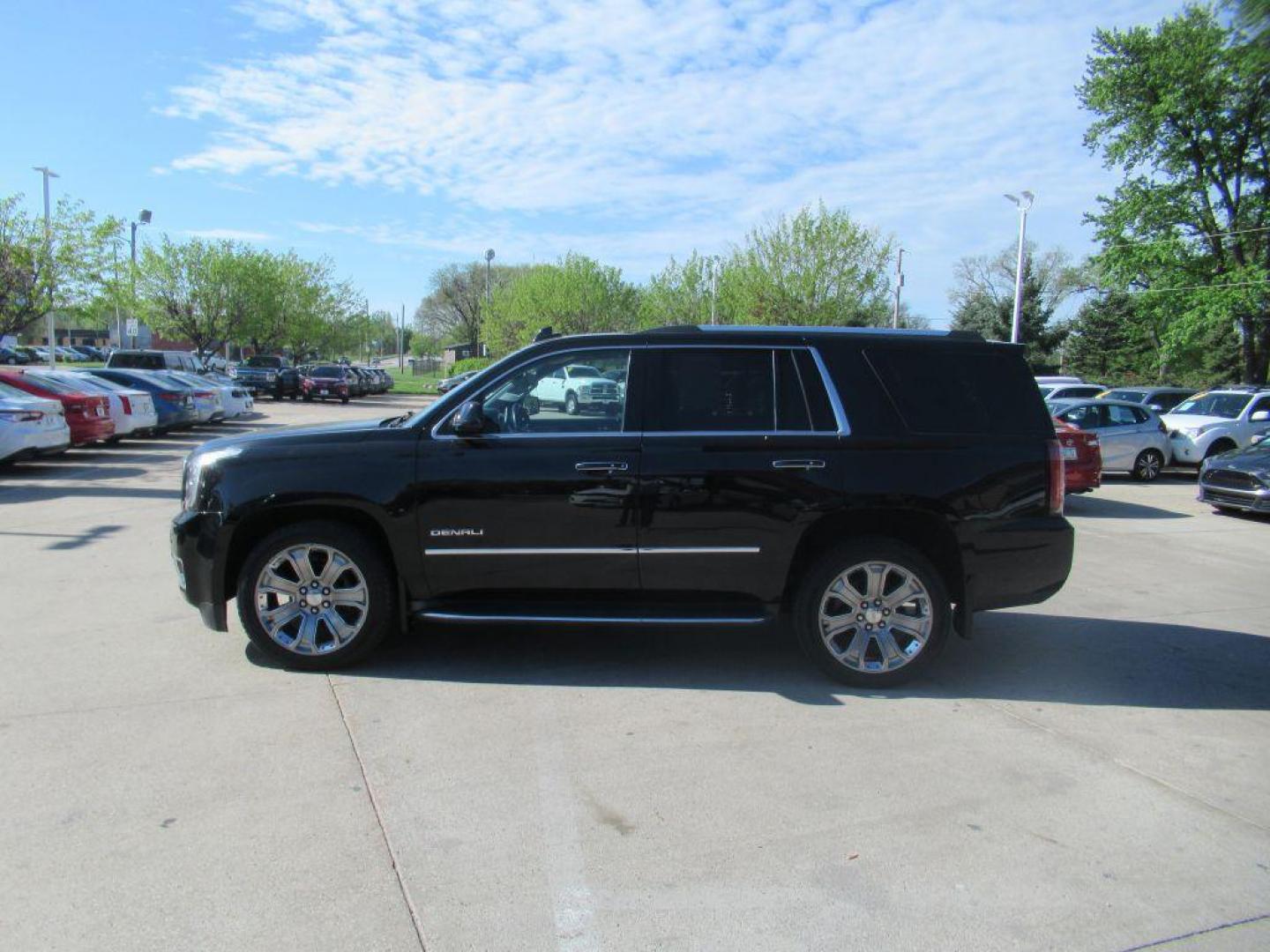 2016 BLACK GMC YUKON DENALI (1GKS2CKJ8GR) with an 6.2L engine, Automatic transmission, located at 908 SE 14th Street, Des Moines, IA, 50317, (515) 281-0330, 41.580303, -93.597046 - Photo#6