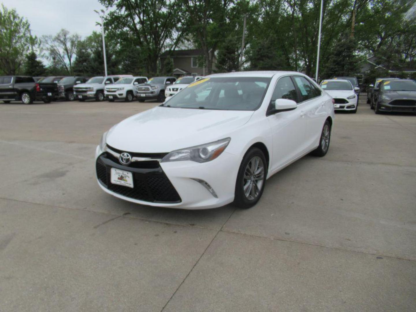 2017 WHITE TOYOTA CAMRY LE (4T1BF1FK6HU) with an 2.5L engine, Automatic transmission, located at 908 SE 14th Street, Des Moines, IA, 50317, (515) 281-0330, 41.580303, -93.597046 - Photo#0