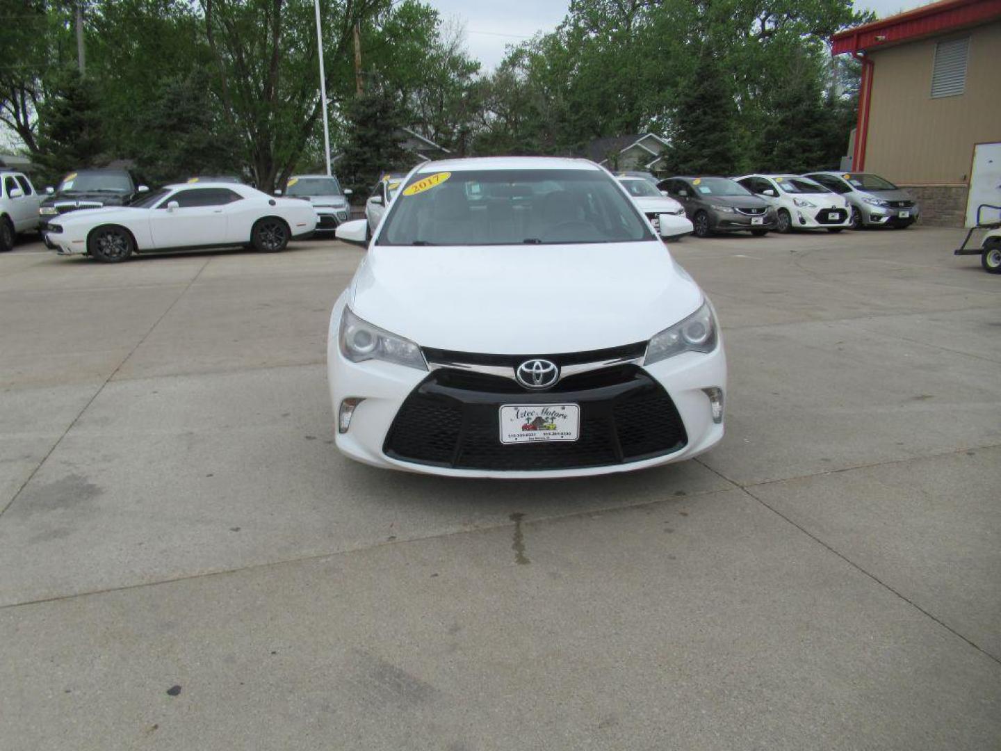 2017 WHITE TOYOTA CAMRY LE (4T1BF1FK6HU) with an 2.5L engine, Automatic transmission, located at 908 SE 14th Street, Des Moines, IA, 50317, (515) 281-0330, 41.580303, -93.597046 - Photo#1