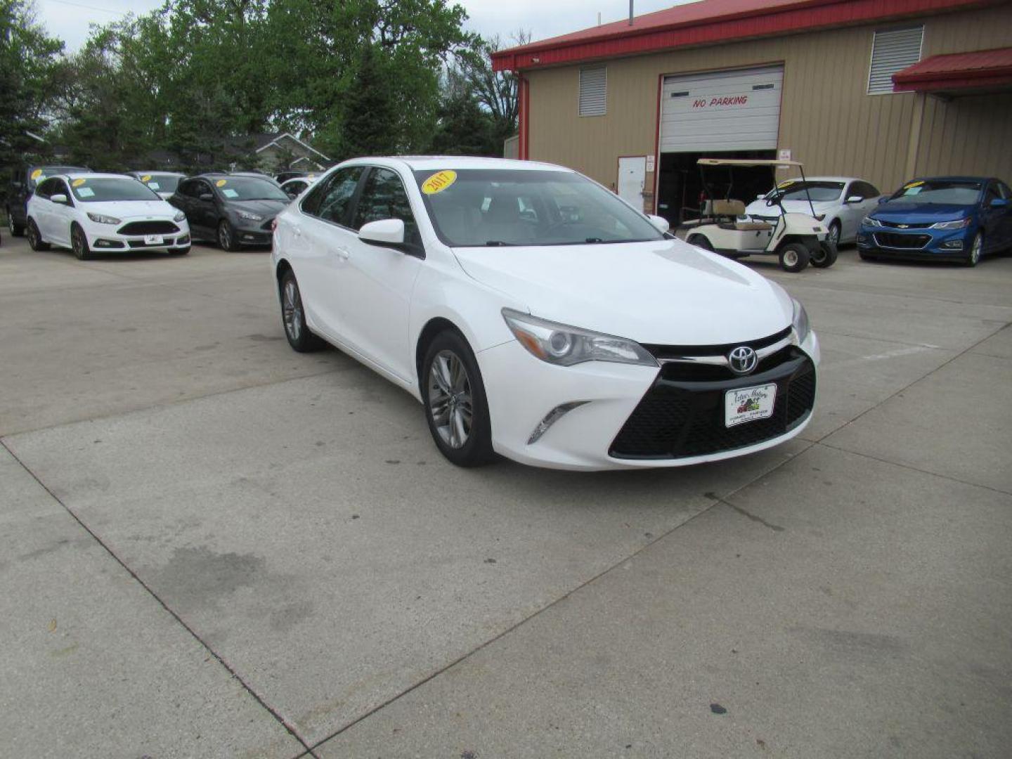 2017 WHITE TOYOTA CAMRY LE (4T1BF1FK6HU) with an 2.5L engine, Automatic transmission, located at 908 SE 14th Street, Des Moines, IA, 50317, (515) 281-0330, 41.580303, -93.597046 - Photo#2