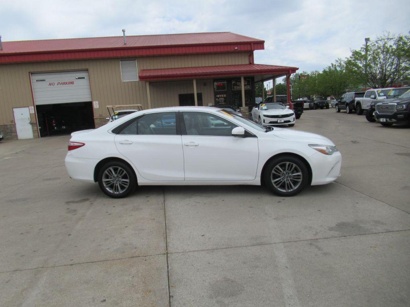 2017 WHITE TOYOTA CAMRY LE (4T1BF1FK6HU) with an 2.5L engine, Automatic transmission, located at 908 SE 14th Street, Des Moines, IA, 50317, (515) 281-0330, 41.580303, -93.597046 - Photo#3