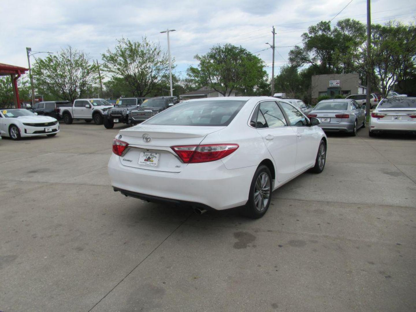 2017 WHITE TOYOTA CAMRY LE (4T1BF1FK6HU) with an 2.5L engine, Automatic transmission, located at 908 SE 14th Street, Des Moines, IA, 50317, (515) 281-0330, 41.580303, -93.597046 - Photo#4