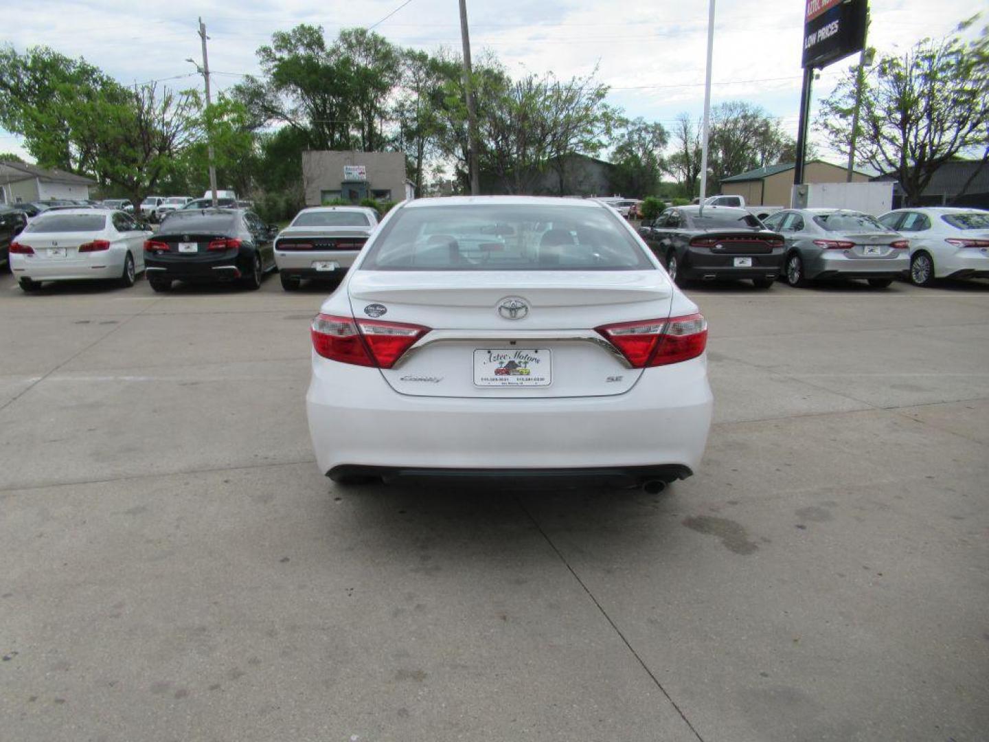 2017 WHITE TOYOTA CAMRY LE (4T1BF1FK6HU) with an 2.5L engine, Automatic transmission, located at 908 SE 14th Street, Des Moines, IA, 50317, (515) 281-0330, 41.580303, -93.597046 - Photo#5