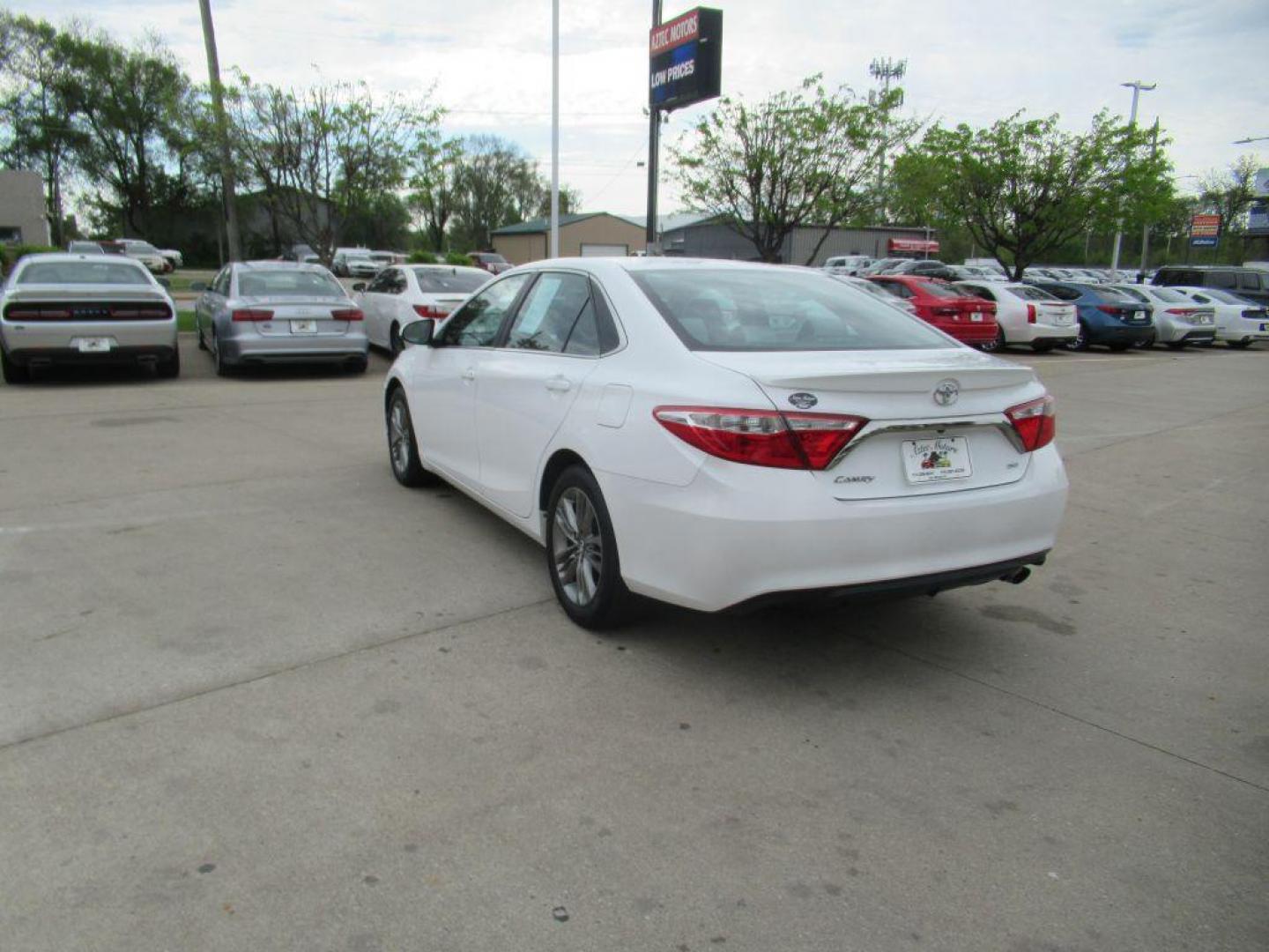 2017 WHITE TOYOTA CAMRY LE (4T1BF1FK6HU) with an 2.5L engine, Automatic transmission, located at 908 SE 14th Street, Des Moines, IA, 50317, (515) 281-0330, 41.580303, -93.597046 - Photo#6