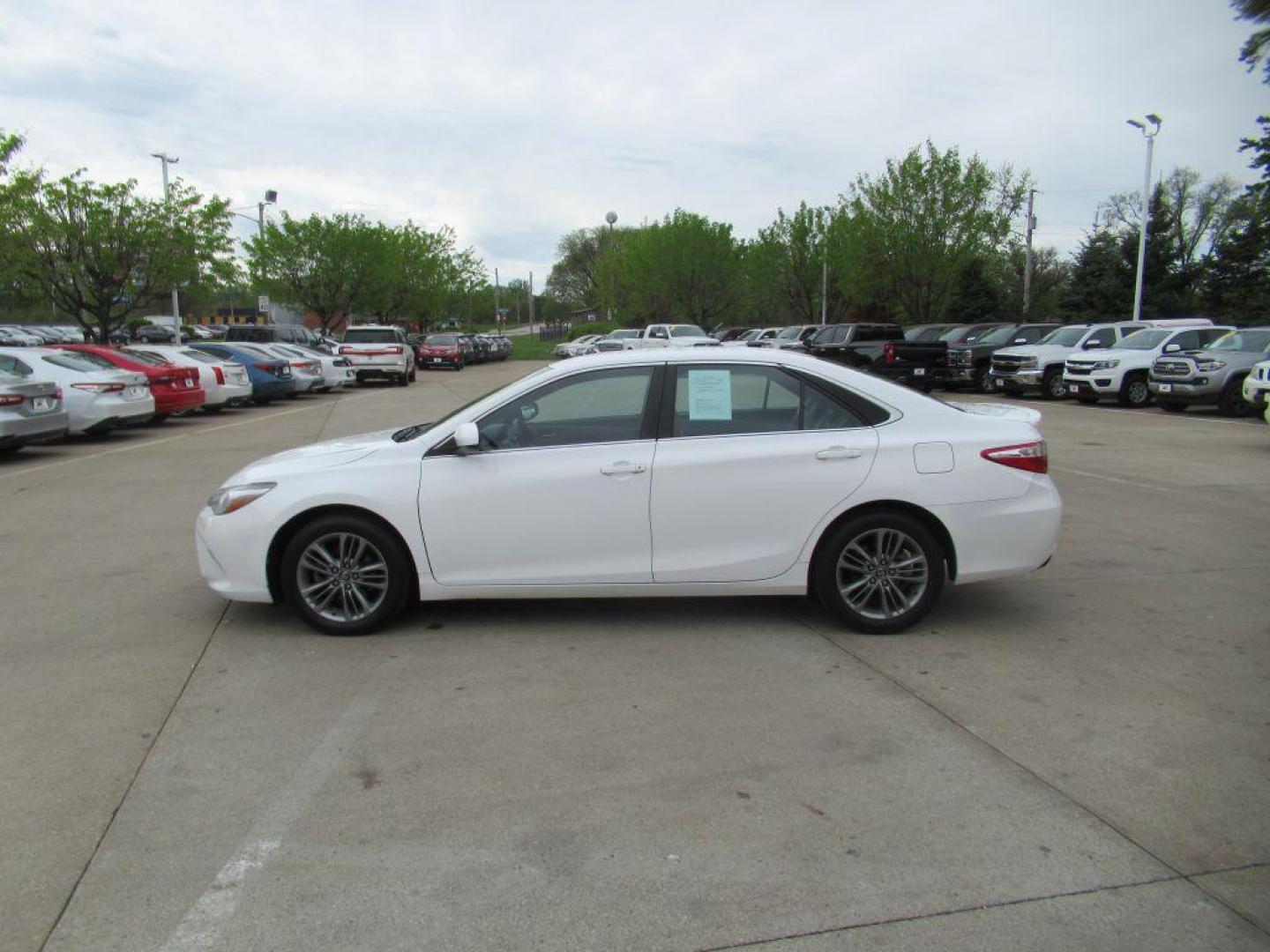 2017 WHITE TOYOTA CAMRY LE (4T1BF1FK6HU) with an 2.5L engine, Automatic transmission, located at 908 SE 14th Street, Des Moines, IA, 50317, (515) 281-0330, 41.580303, -93.597046 - Photo#7