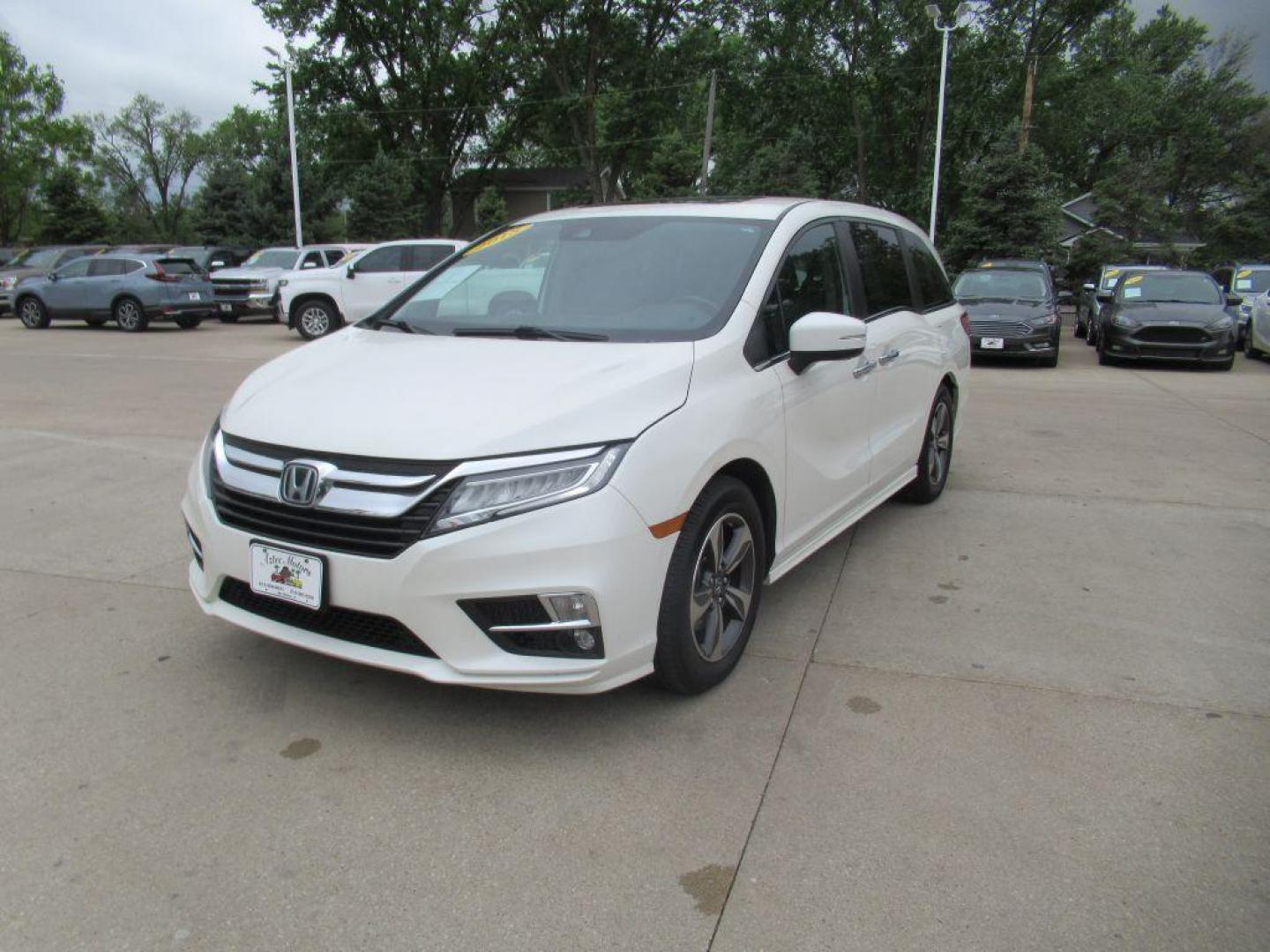 2018 WHITE HONDA ODYSSEY TOURING (5FNRL6H81JB) with an 3.5L engine, Automatic transmission, located at 908 SE 14th Street, Des Moines, IA, 50317, (515) 281-0330, 41.580303, -93.597046 - Photo#0