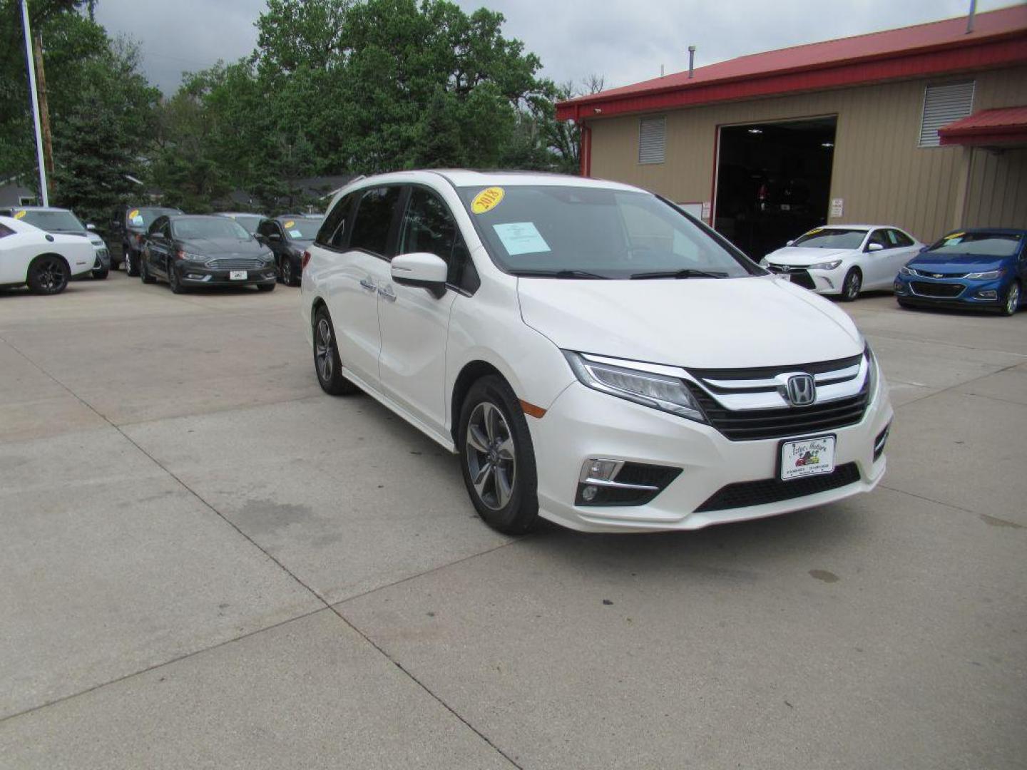 2018 WHITE HONDA ODYSSEY TOURING (5FNRL6H81JB) with an 3.5L engine, Automatic transmission, located at 908 SE 14th Street, Des Moines, IA, 50317, (515) 281-0330, 41.580303, -93.597046 - Photo#2