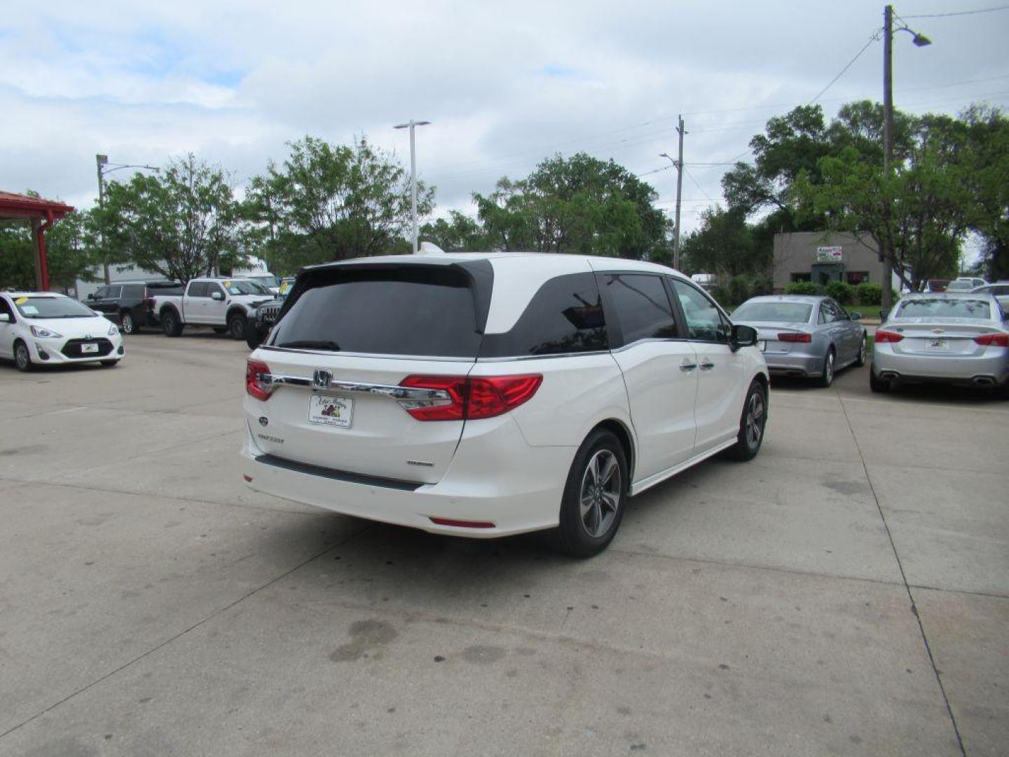 2018 WHITE HONDA ODYSSEY TOURING (5FNRL6H81JB) with an 3.5L engine, Automatic transmission, located at 908 SE 14th Street, Des Moines, IA, 50317, (515) 281-0330, 41.580303, -93.597046 - Photo#4