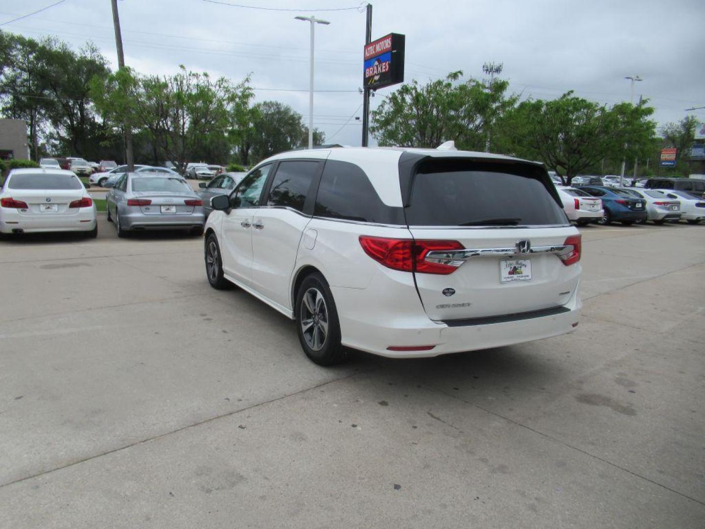 2018 WHITE HONDA ODYSSEY TOURING (5FNRL6H81JB) with an 3.5L engine, Automatic transmission, located at 908 SE 14th Street, Des Moines, IA, 50317, (515) 281-0330, 41.580303, -93.597046 - Photo#6