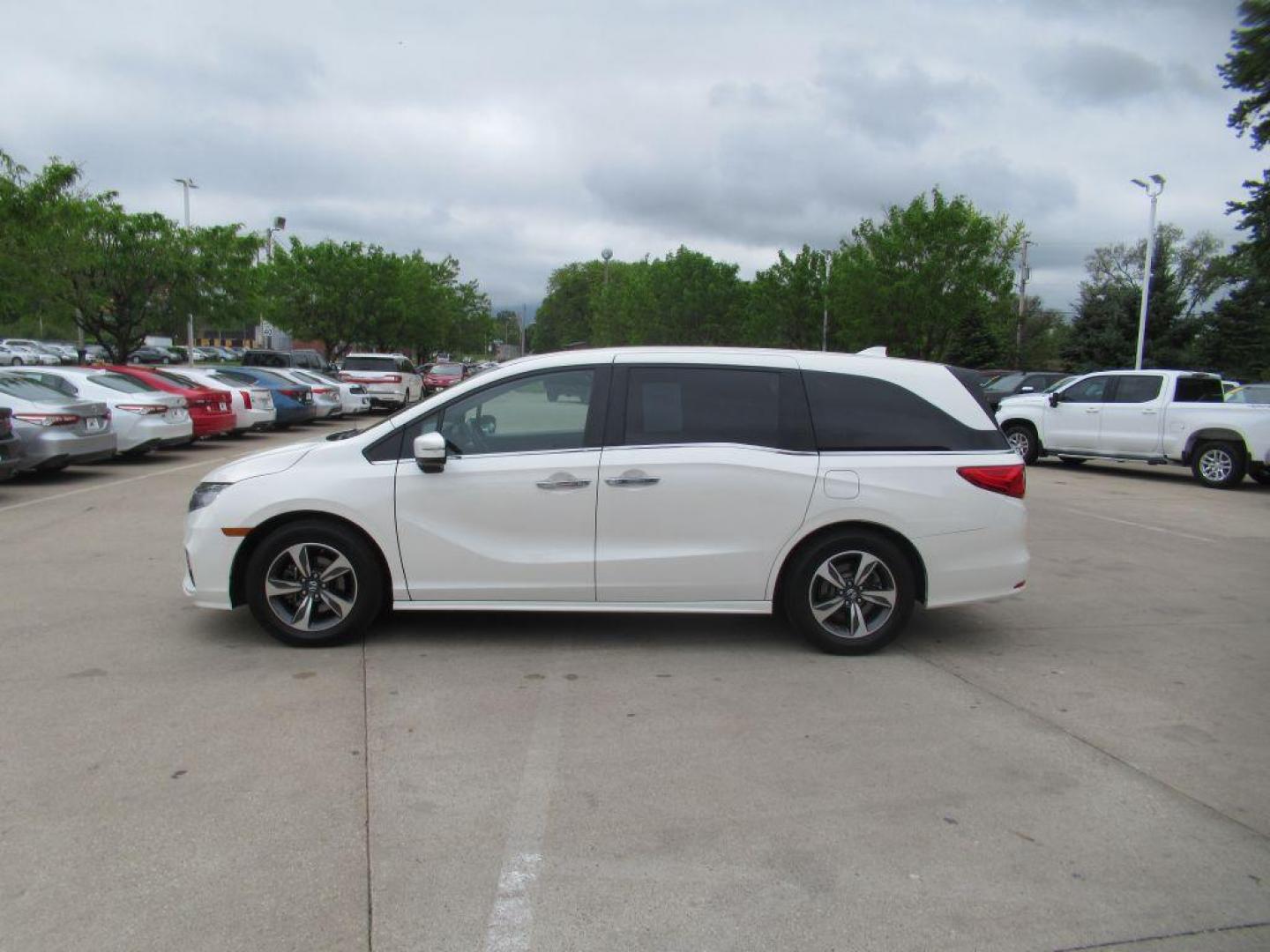 2018 WHITE HONDA ODYSSEY TOURING (5FNRL6H81JB) with an 3.5L engine, Automatic transmission, located at 908 SE 14th Street, Des Moines, IA, 50317, (515) 281-0330, 41.580303, -93.597046 - Photo#7