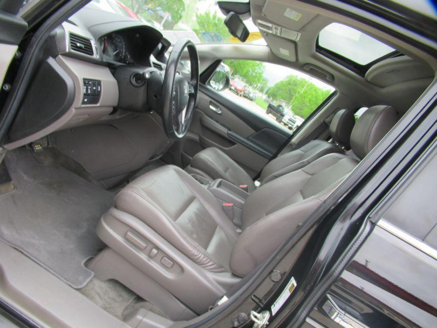 2014 BLACK HONDA ODYSSEY EXL (5FNRL5H64EB) with an 3.5L engine, Automatic transmission, located at 908 SE 14th Street, Des Moines, IA, 50317, (515) 281-0330, 41.580303, -93.597046 - Photo#24