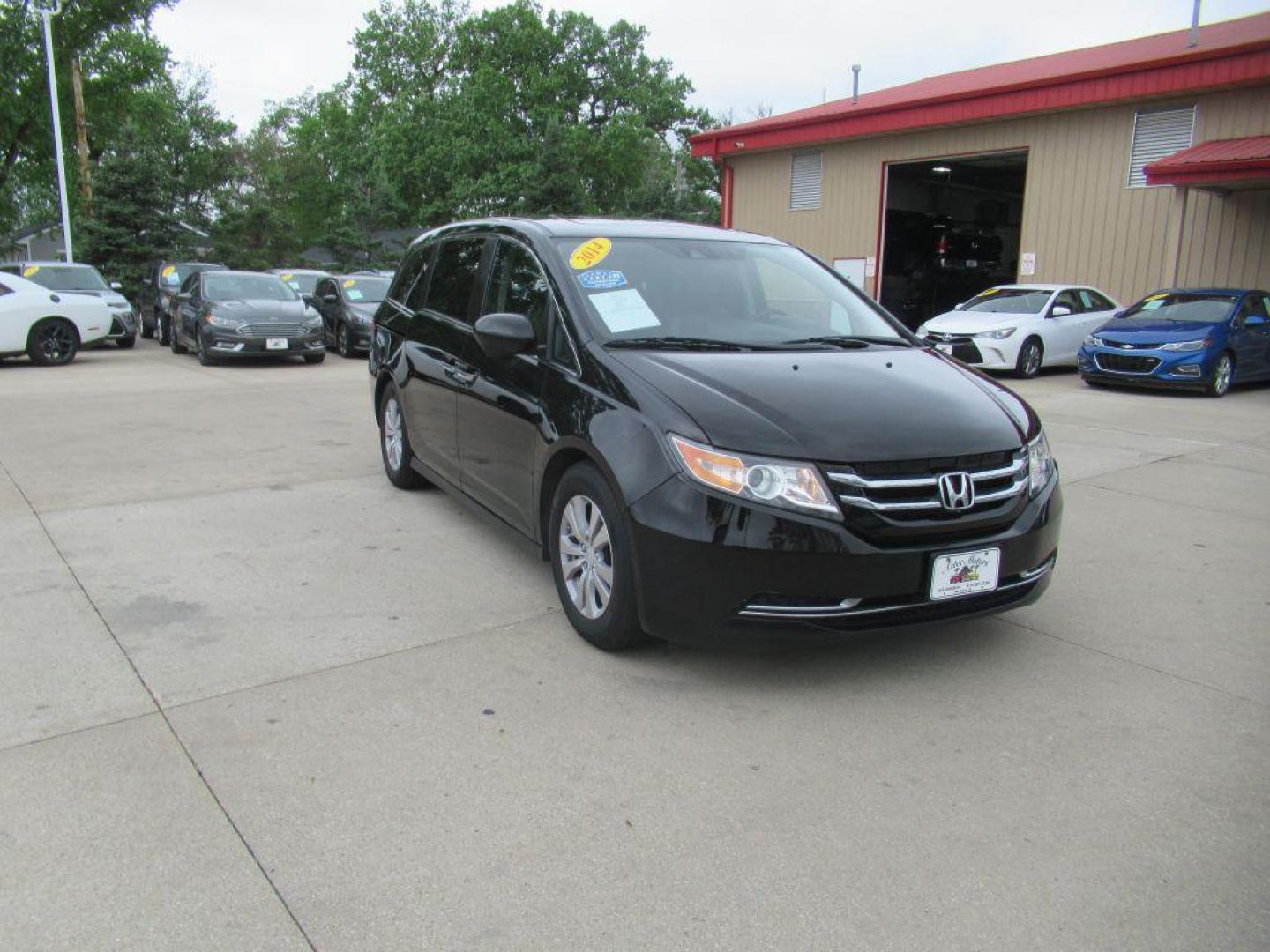 2014 BLACK HONDA ODYSSEY EXL (5FNRL5H64EB) with an 3.5L engine, Automatic transmission, located at 908 SE 14th Street, Des Moines, IA, 50317, (515) 281-0330, 41.580303, -93.597046 - Photo#2