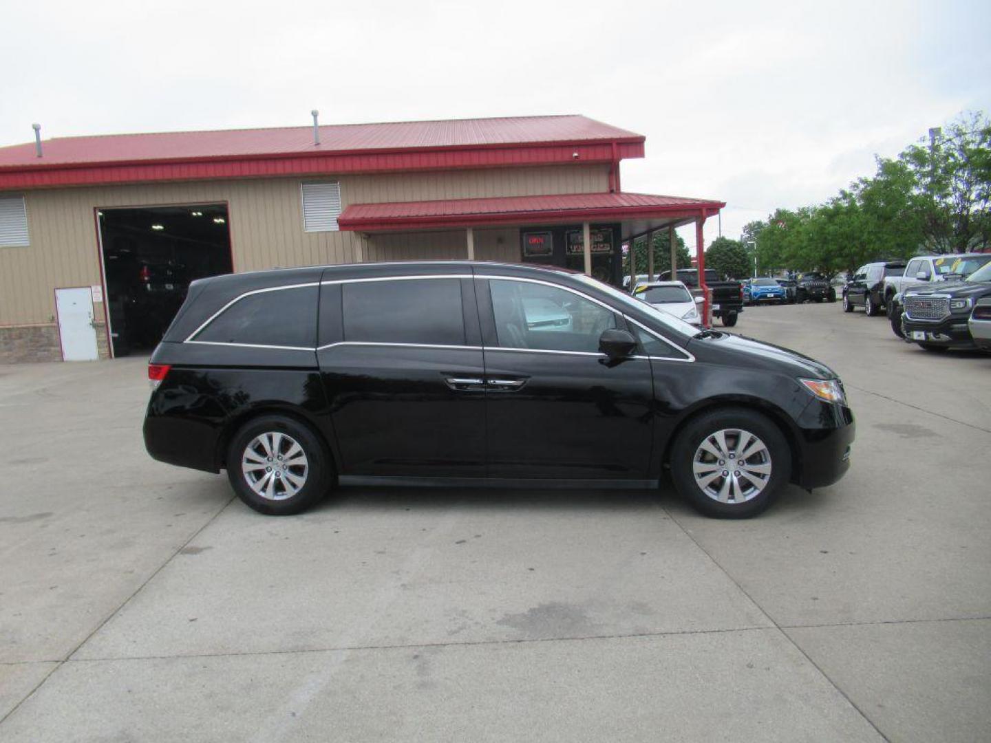 2014 BLACK HONDA ODYSSEY EXL (5FNRL5H64EB) with an 3.5L engine, Automatic transmission, located at 908 SE 14th Street, Des Moines, IA, 50317, (515) 281-0330, 41.580303, -93.597046 - Photo#3