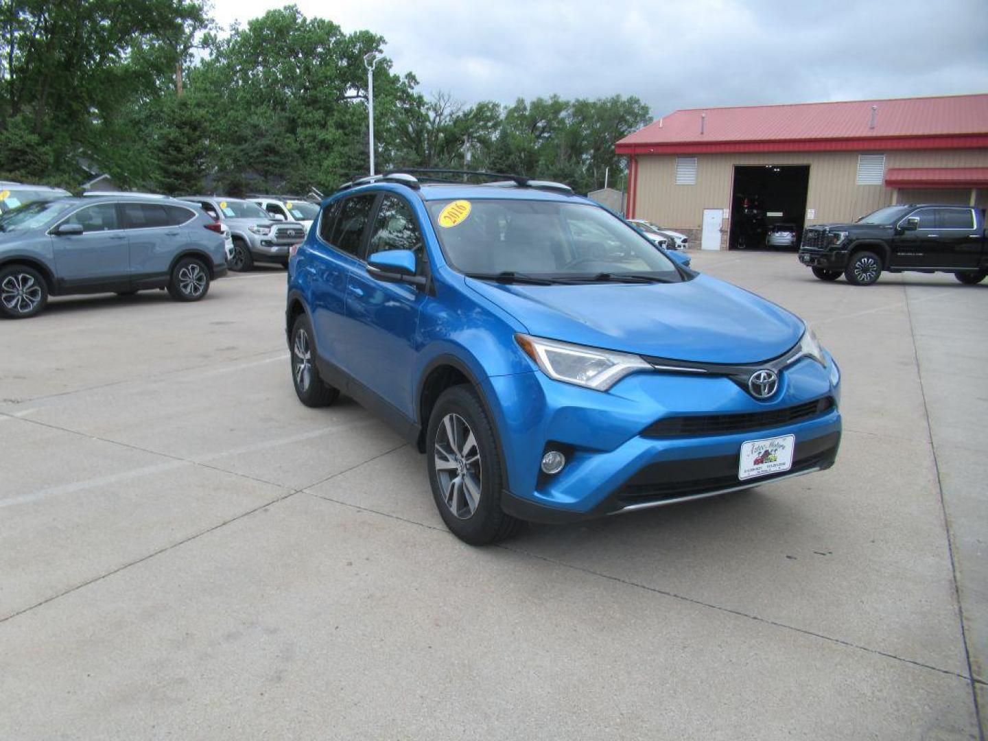 2016 BLUE TOYOTA RAV4 XLE (JTMRFREVXGD) with an 2.5L engine, Automatic transmission, located at 908 SE 14th Street, Des Moines, IA, 50317, (515) 281-0330, 41.580303, -93.597046 - Photo#2