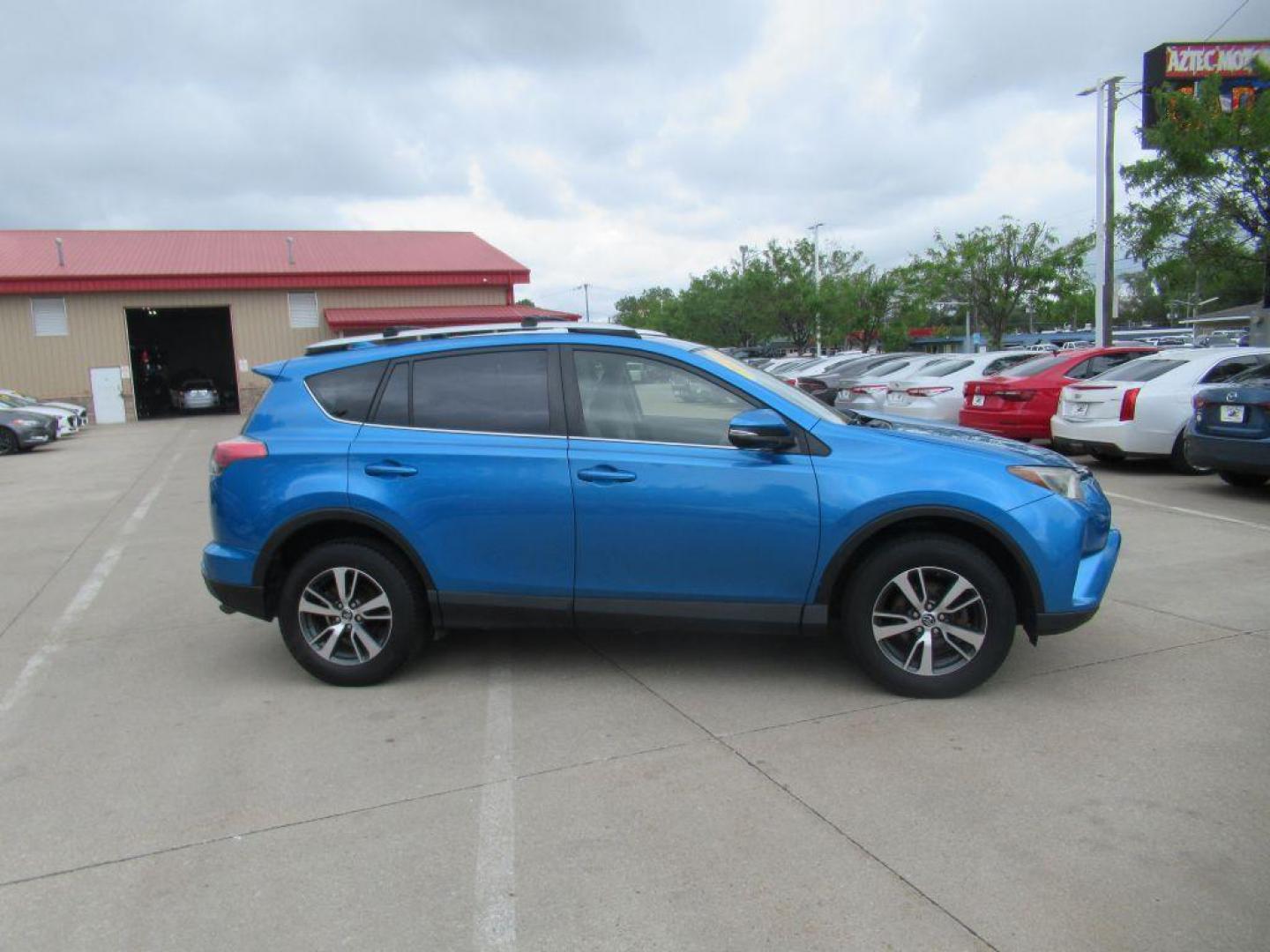 2016 BLUE TOYOTA RAV4 XLE (JTMRFREVXGD) with an 2.5L engine, Automatic transmission, located at 908 SE 14th Street, Des Moines, IA, 50317, (515) 281-0330, 41.580303, -93.597046 - Photo#3