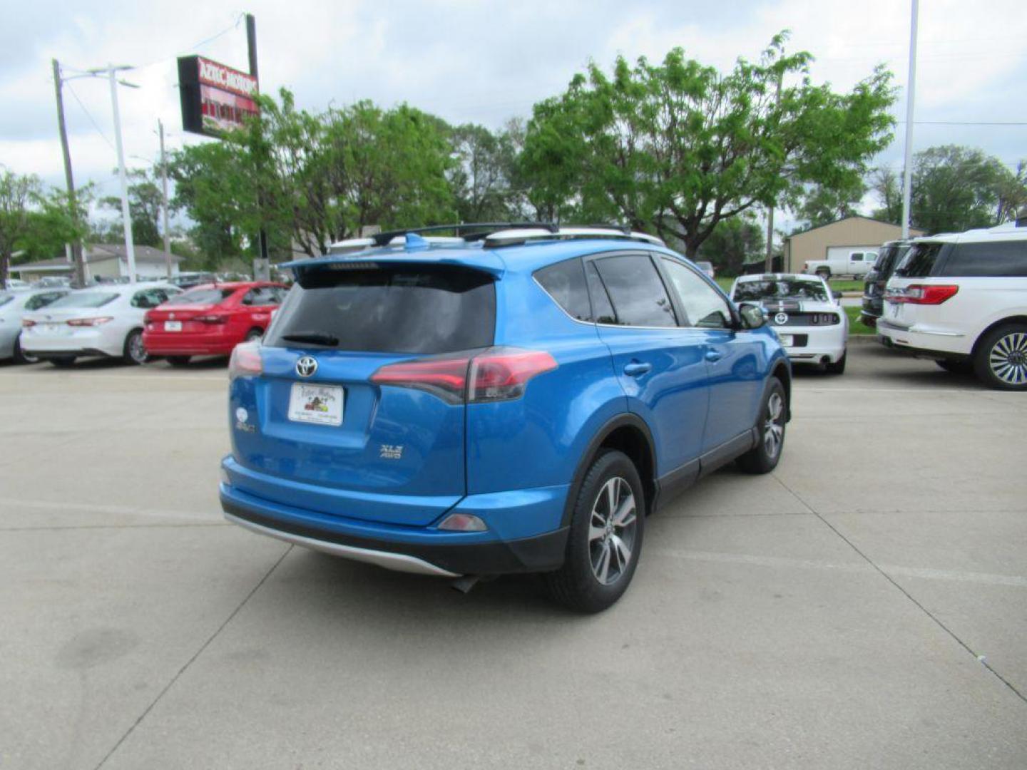 2016 BLUE TOYOTA RAV4 XLE (JTMRFREVXGD) with an 2.5L engine, Automatic transmission, located at 908 SE 14th Street, Des Moines, IA, 50317, (515) 281-0330, 41.580303, -93.597046 - Photo#4