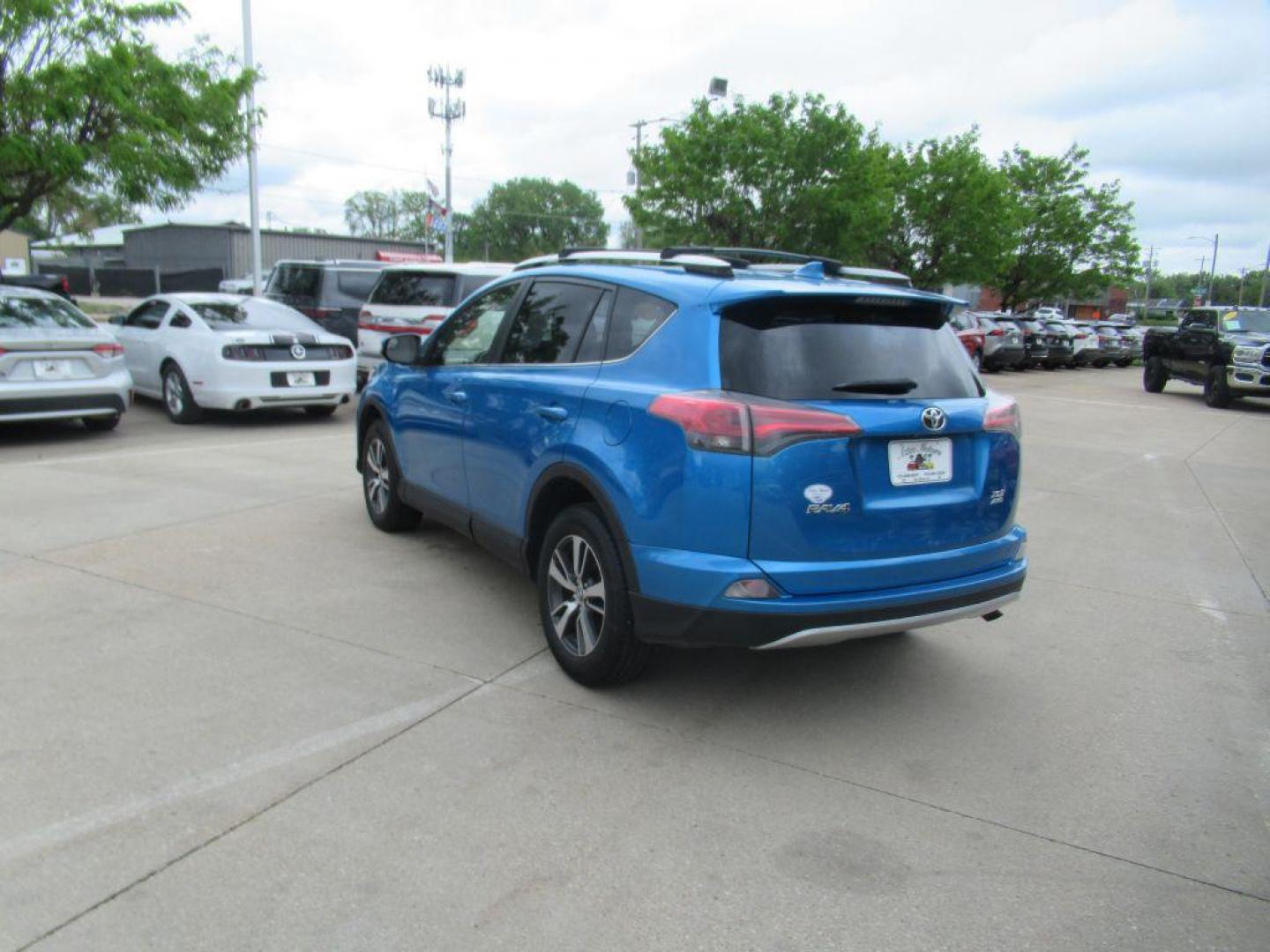 2016 BLUE TOYOTA RAV4 XLE (JTMRFREVXGD) with an 2.5L engine, Automatic transmission, located at 908 SE 14th Street, Des Moines, IA, 50317, (515) 281-0330, 41.580303, -93.597046 - Photo#6