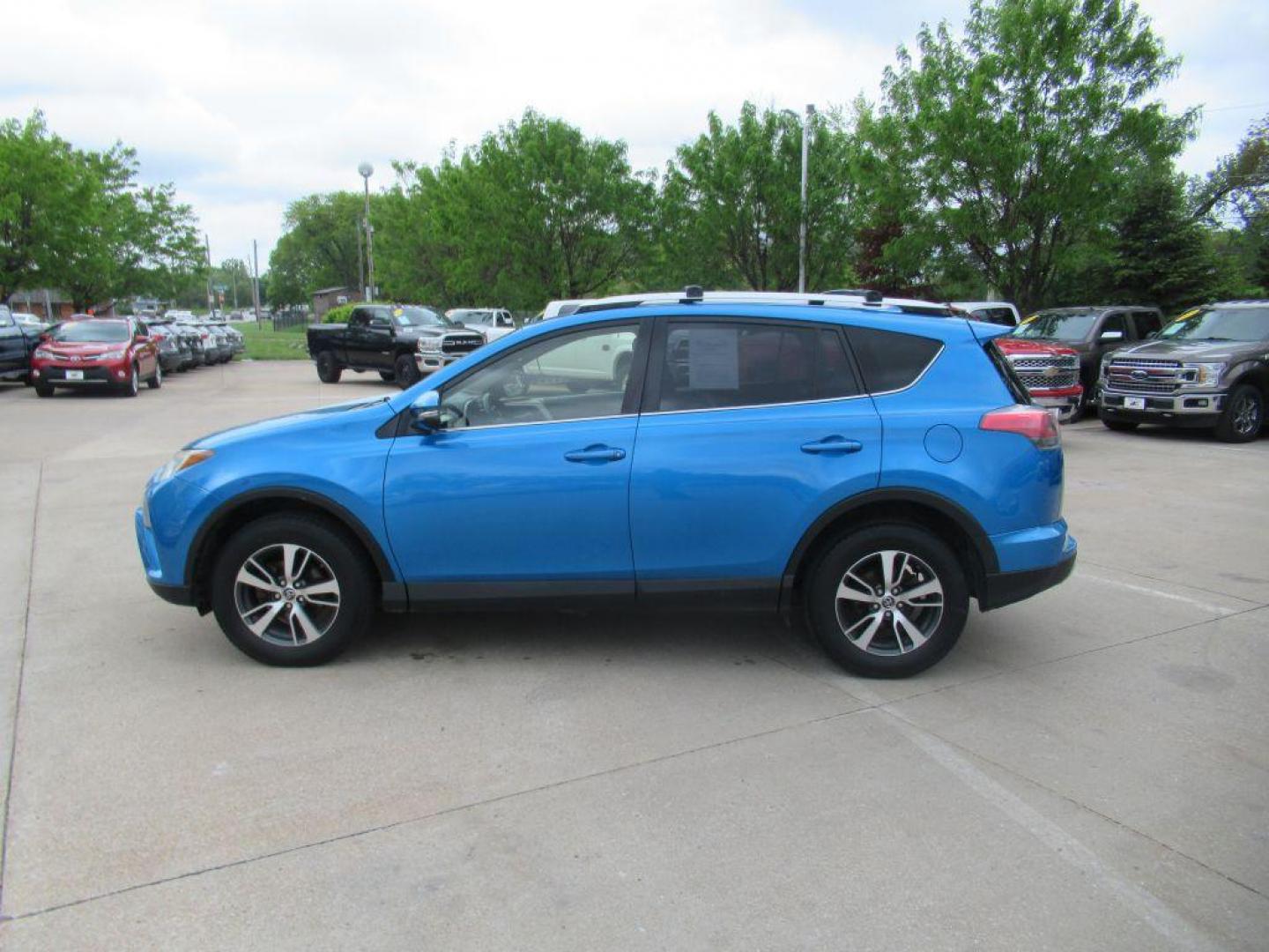 2016 BLUE TOYOTA RAV4 XLE (JTMRFREVXGD) with an 2.5L engine, Automatic transmission, located at 908 SE 14th Street, Des Moines, IA, 50317, (515) 281-0330, 41.580303, -93.597046 - Photo#7