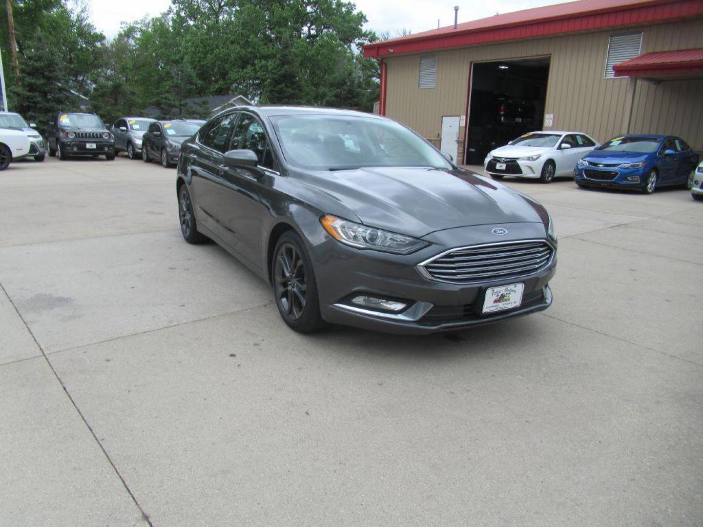 2018 GRAY FORD FUSION SE (3FA6P0HD3JR) with an 1.5L engine, Automatic transmission, located at 908 SE 14th Street, Des Moines, IA, 50317, (515) 281-0330, 41.580303, -93.597046 - Photo#2