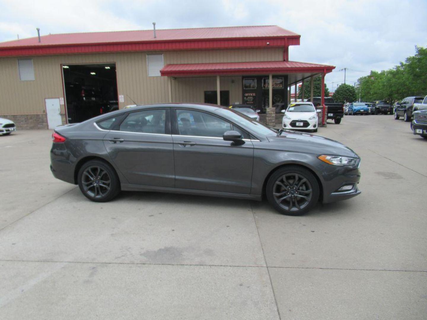 2018 GRAY FORD FUSION SE (3FA6P0HD3JR) with an 1.5L engine, Automatic transmission, located at 908 SE 14th Street, Des Moines, IA, 50317, (515) 281-0330, 41.580303, -93.597046 - Photo#3