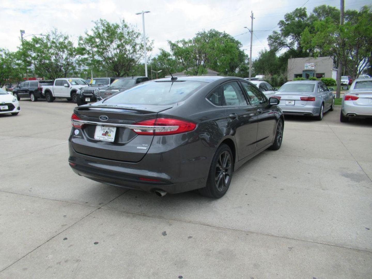 2018 GRAY FORD FUSION SE (3FA6P0HD3JR) with an 1.5L engine, Automatic transmission, located at 908 SE 14th Street, Des Moines, IA, 50317, (515) 281-0330, 41.580303, -93.597046 - Photo#4