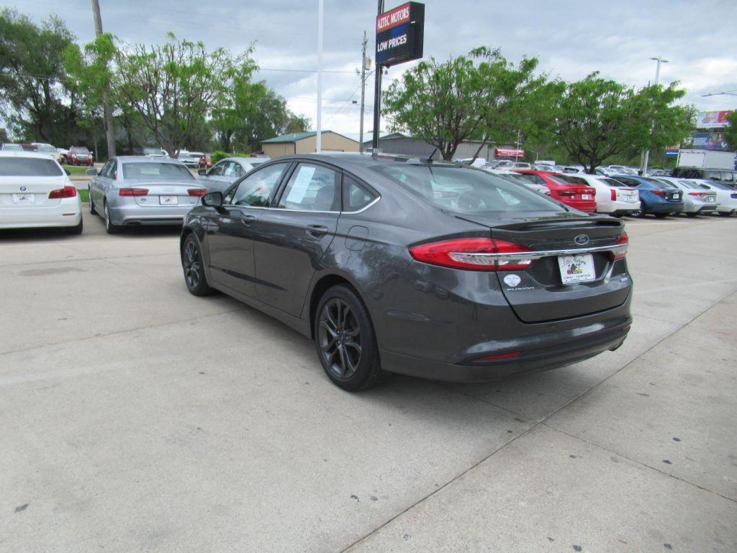 2018 GRAY FORD FUSION SE (3FA6P0HD3JR) with an 1.5L engine, Automatic transmission, located at 908 SE 14th Street, Des Moines, IA, 50317, (515) 281-0330, 41.580303, -93.597046 - Photo#6