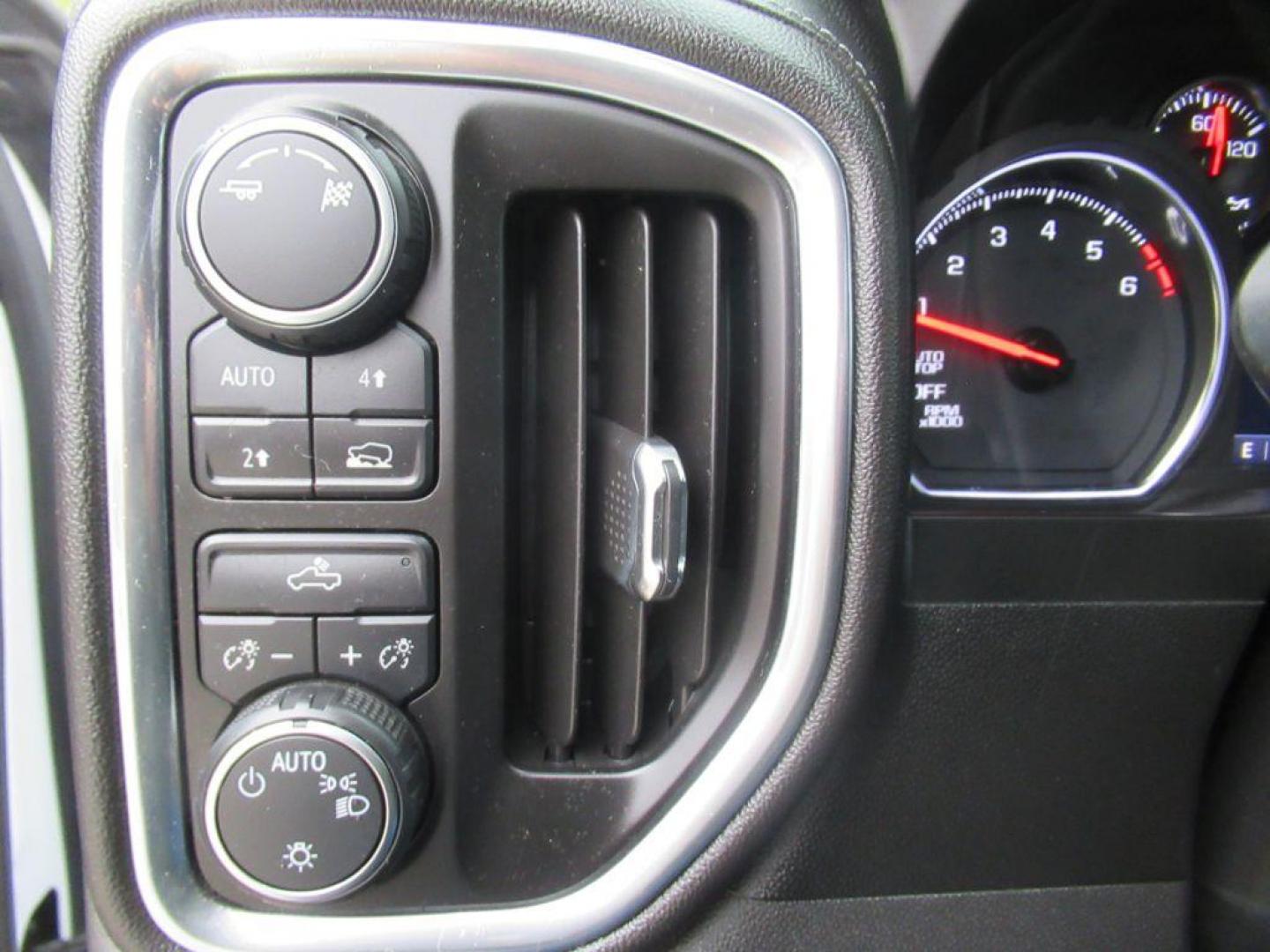 2019 WHITE CHEVROLET SILVERADO 1500 CREW CAB LT (3GCUYDED2KG) with an 5.3L engine, Automatic transmission, located at 908 SE 14th Street, Des Moines, IA, 50317, (515) 281-0330, 41.580303, -93.597046 - Photo#23