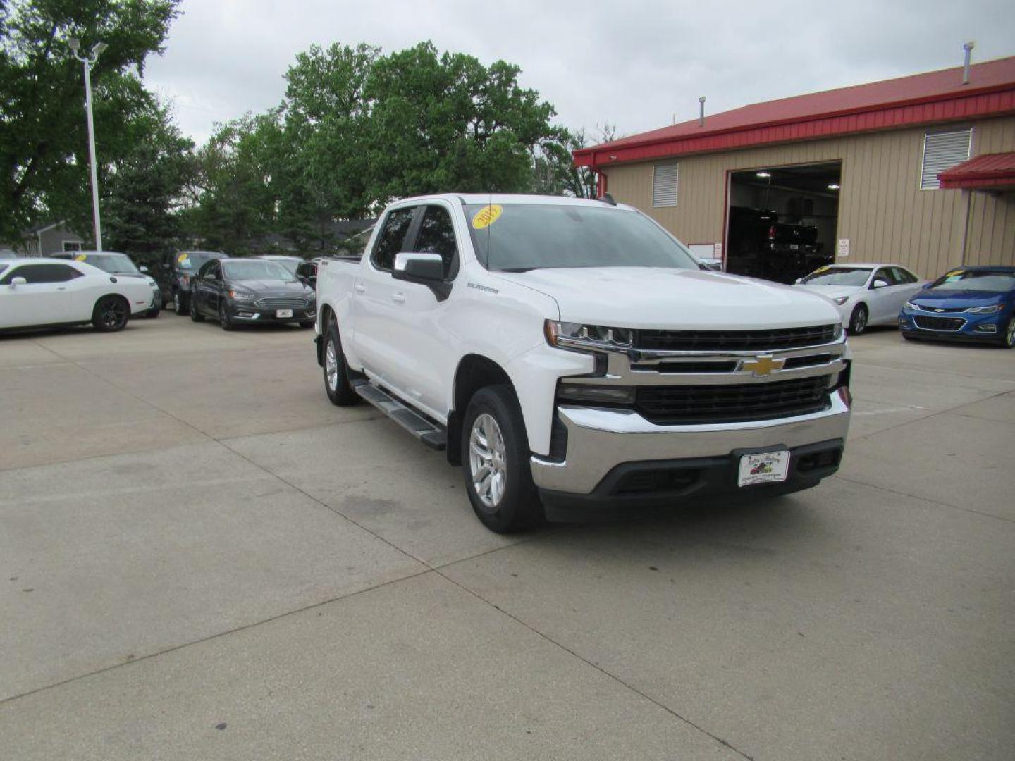 2019 WHITE CHEVROLET SILVERADO 1500 CREW CAB LT (3GCUYDED2KG) with an 5.3L engine, Automatic transmission, located at 908 SE 14th Street, Des Moines, IA, 50317, (515) 281-0330, 41.580303, -93.597046 - Photo#2