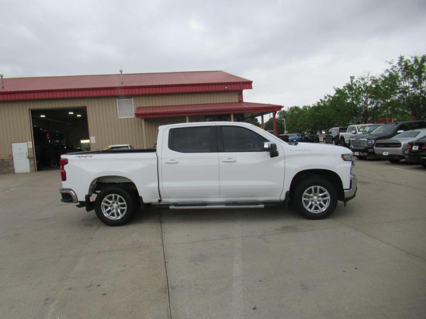 2019 WHITE CHEVROLET SILVERADO 1500 CREW CAB LT (3GCUYDED2KG) with an 5.3L engine, Automatic transmission, located at 908 SE 14th Street, Des Moines, IA, 50317, (515) 281-0330, 41.580303, -93.597046 - Photo#3