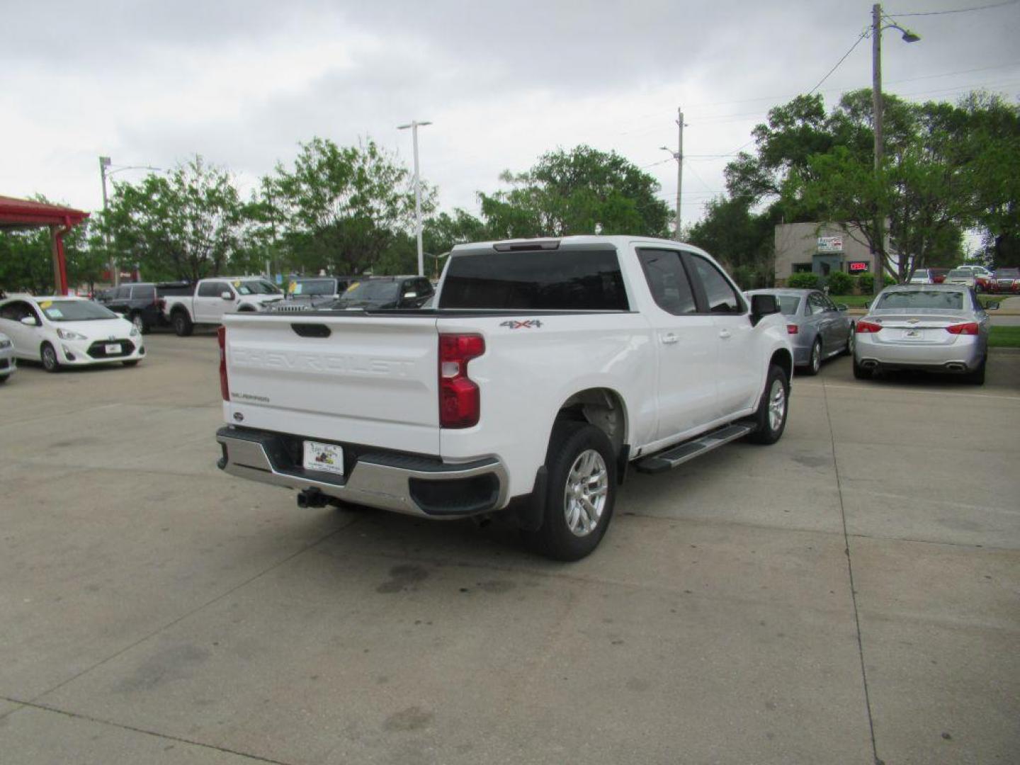 2019 WHITE CHEVROLET SILVERADO 1500 CREW CAB LT (3GCUYDED2KG) with an 5.3L engine, Automatic transmission, located at 908 SE 14th Street, Des Moines, IA, 50317, (515) 281-0330, 41.580303, -93.597046 - Photo#4