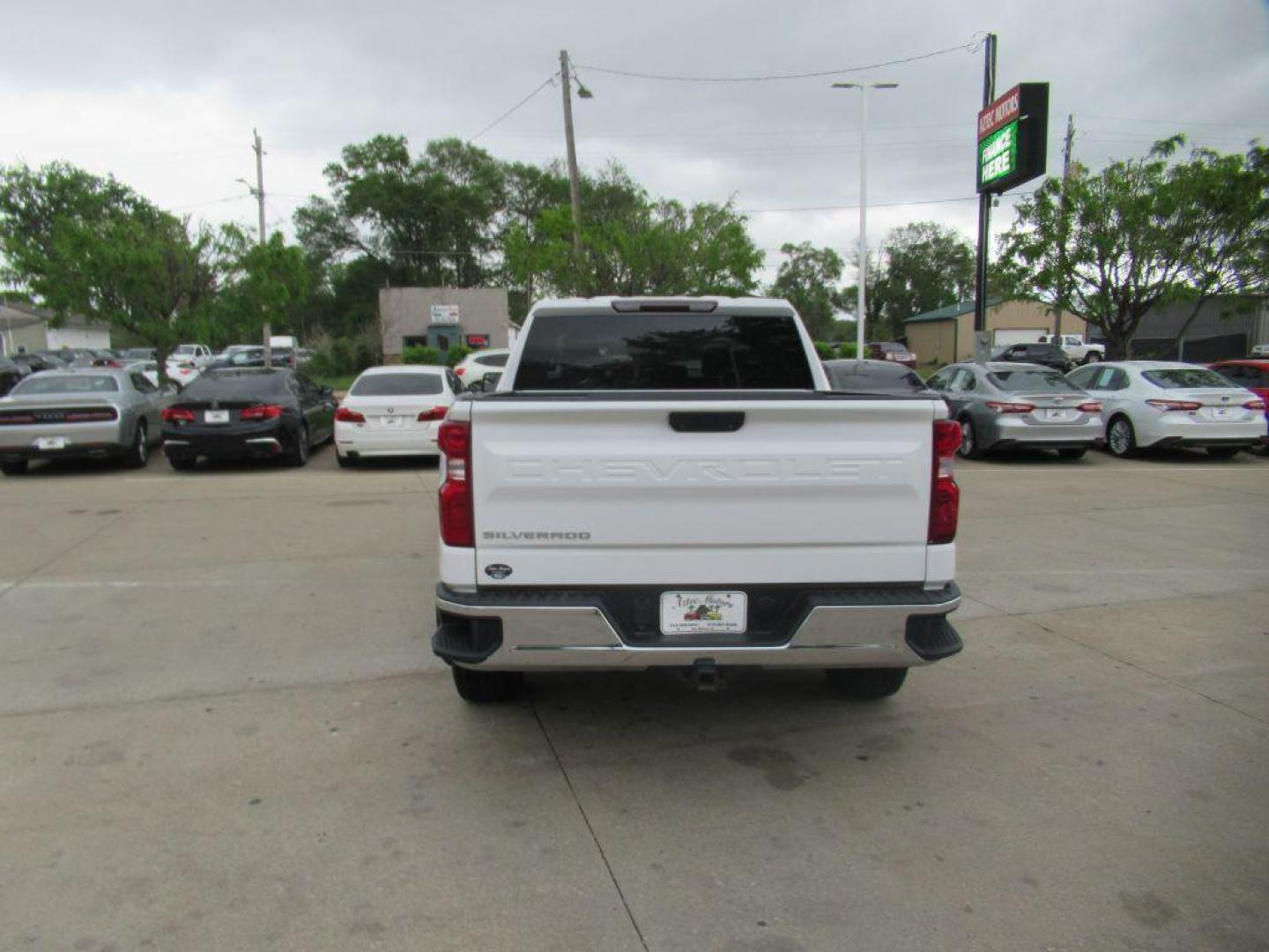 2019 WHITE CHEVROLET SILVERADO 1500 CREW CAB LT (3GCUYDED2KG) with an 5.3L engine, Automatic transmission, located at 908 SE 14th Street, Des Moines, IA, 50317, (515) 281-0330, 41.580303, -93.597046 - Photo#5