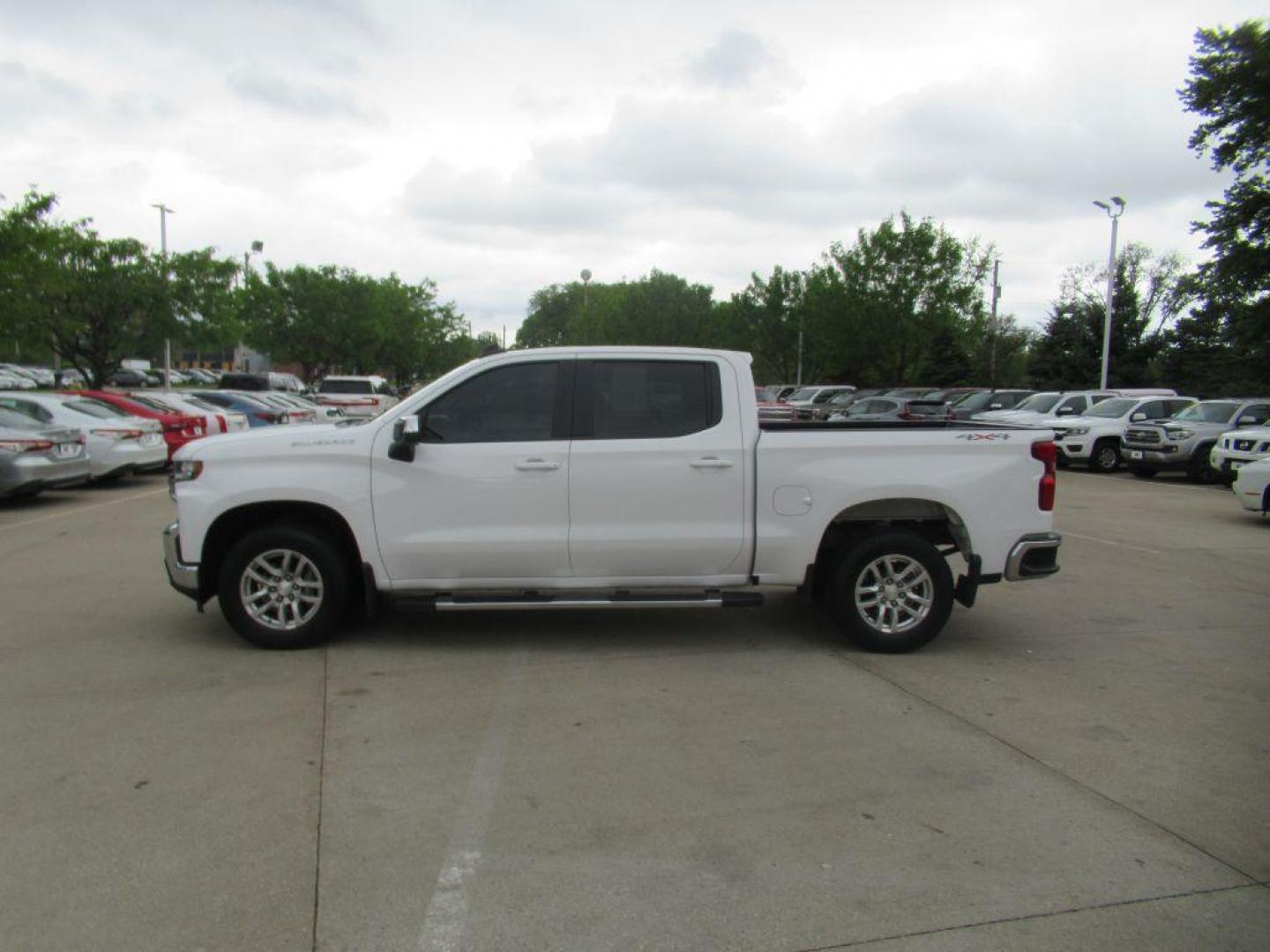 2019 WHITE CHEVROLET SILVERADO 1500 CREW CAB LT (3GCUYDED2KG) with an 5.3L engine, Automatic transmission, located at 908 SE 14th Street, Des Moines, IA, 50317, (515) 281-0330, 41.580303, -93.597046 - Photo#7